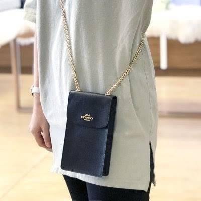 COACH PHONE CASE CROSSBODY BAG ((73486//76988//76357//39955//91046)) COACH NORTH/SOUTH CROSSBODY IN SIGNATURE CANVAS กระเป๋าใส่โทรศัพท์รุ่นนี้ มีความโดดเด่นทั้งดีไซน์และคุณสมบัติในการใช้งาน ด้วยลวดลายที่มีซิกเนเจอร์เป็นเอกลักษณ์แล้ว ด้านหลังยังมีช่องใส่กา