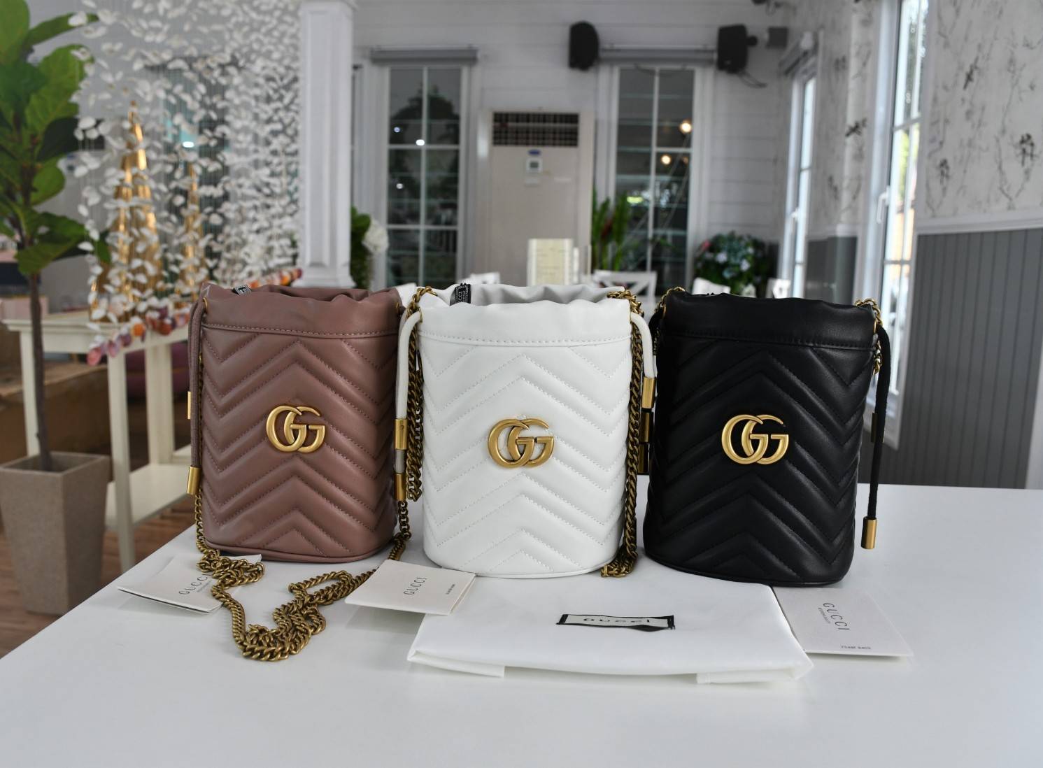 VIP 】Gucci GG Marmont mini bucket bag กระเป๋าสะพายข้าง Premiumgift วัสดุหนังแท้ ด้านในโล่ง มีช่องใส่บัตร3ช่อง ใส่กระเป๋าตังค์ ใส่โทรศัพท์ Iphone+ ได้ สายโซ่ยาว Crossbody ได้ ถอดสายได้ น้ำหนักเบา มาพร้อมถุงผ้าแบรนด์ ใบนี้คือที่สุด คุณหนูมากมาย ไม่ควรพลาดเล