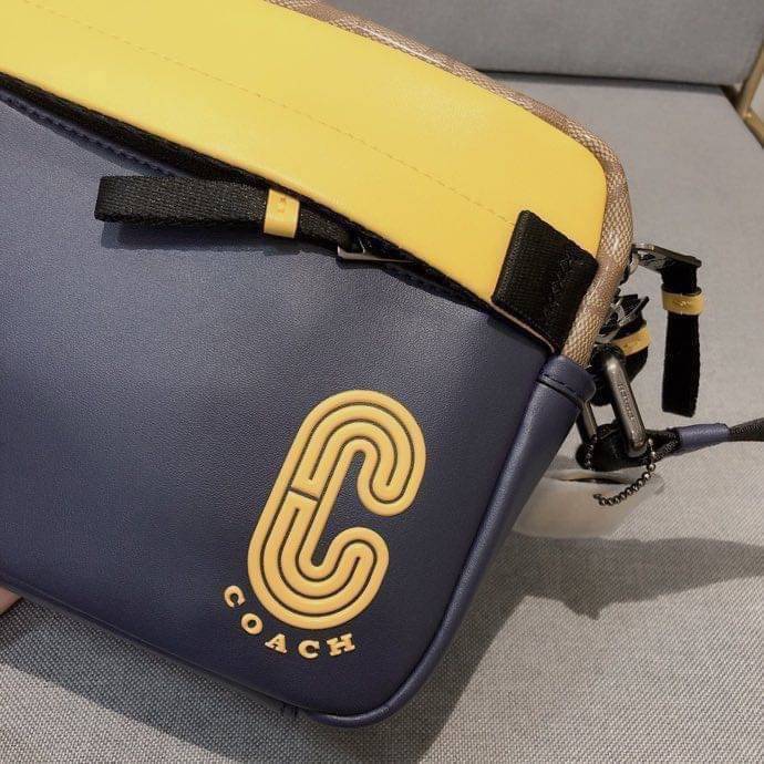 COACH EDGE CROSSBODY IN SIGNATURE CANVAS กระเป๋าสะพายครอสบอดี้ร์ วัสดุหนังแท้ หนังนิ่มอย่างดีค่ะ ด้านหน้ามีช่องซิปซ่อนให้หนึ่งช่อง เปิดปิดช่องหลักแบบซิปคู่ภายในกว้าง ใส่ของได้จุเลยนะคะ มีช่องซิปและช่องเล็กให้อีก2ช่อง;ด้านหลังกระเป๋าเป็นช่องโล่งใส่ของอีกช่