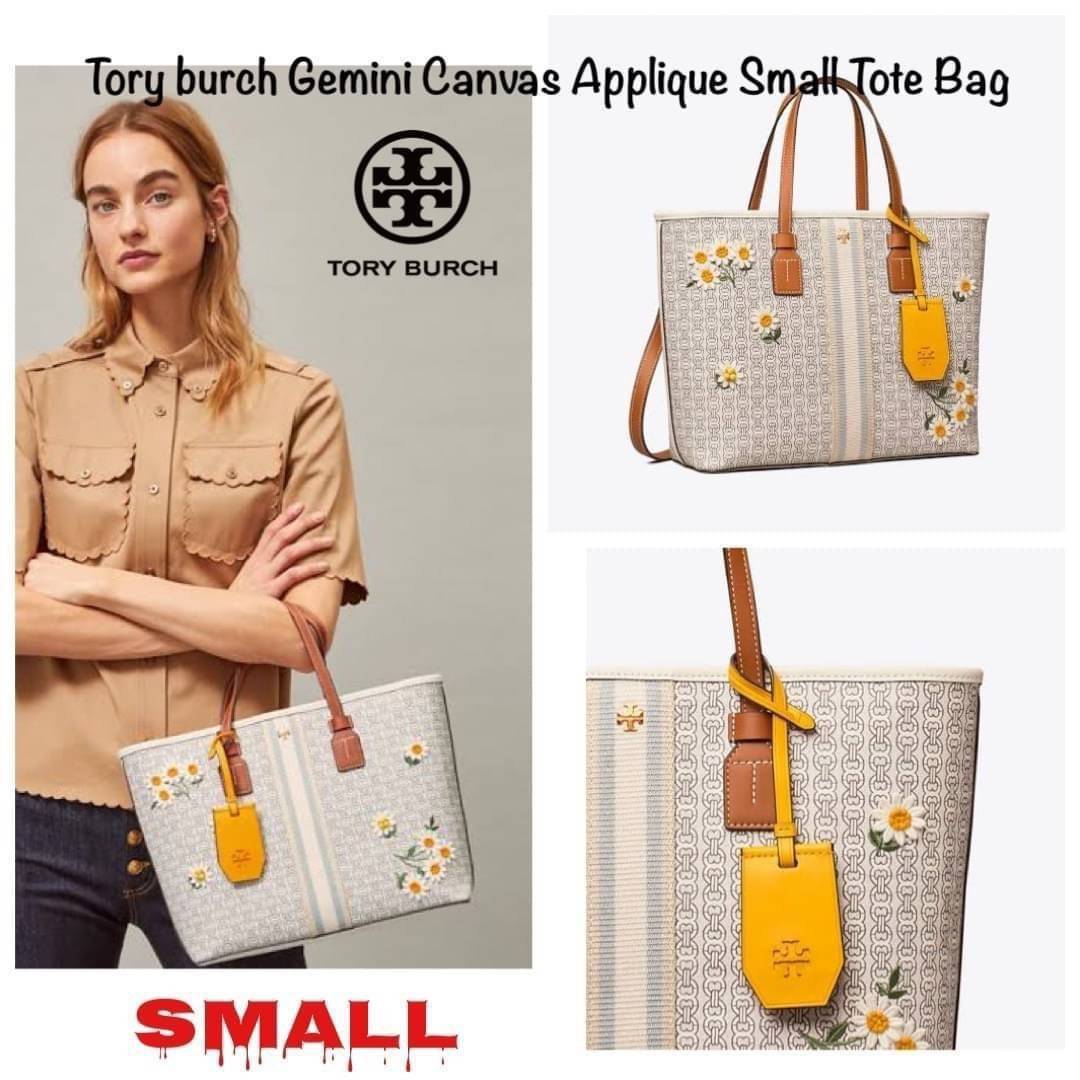Tory burch Gemini Canvas Applique Small Tote Bag กระเป๋าสุดปังจากทอรี่ เบริช์(Tory Burch) อย่างเจมิไนลิงค์ ในทรง tote bag มีเอกลักษณ์โดดเด่นที่ลายทางตรงกลาง มีการพิมพ์แพทเทิรน์โซ่แบบเรียบหรู เพิ่มความน่ารักจากดอกเดรซี่ที่ถูกจัดวางให้ดูมีสีสัน มีสายสะพายให