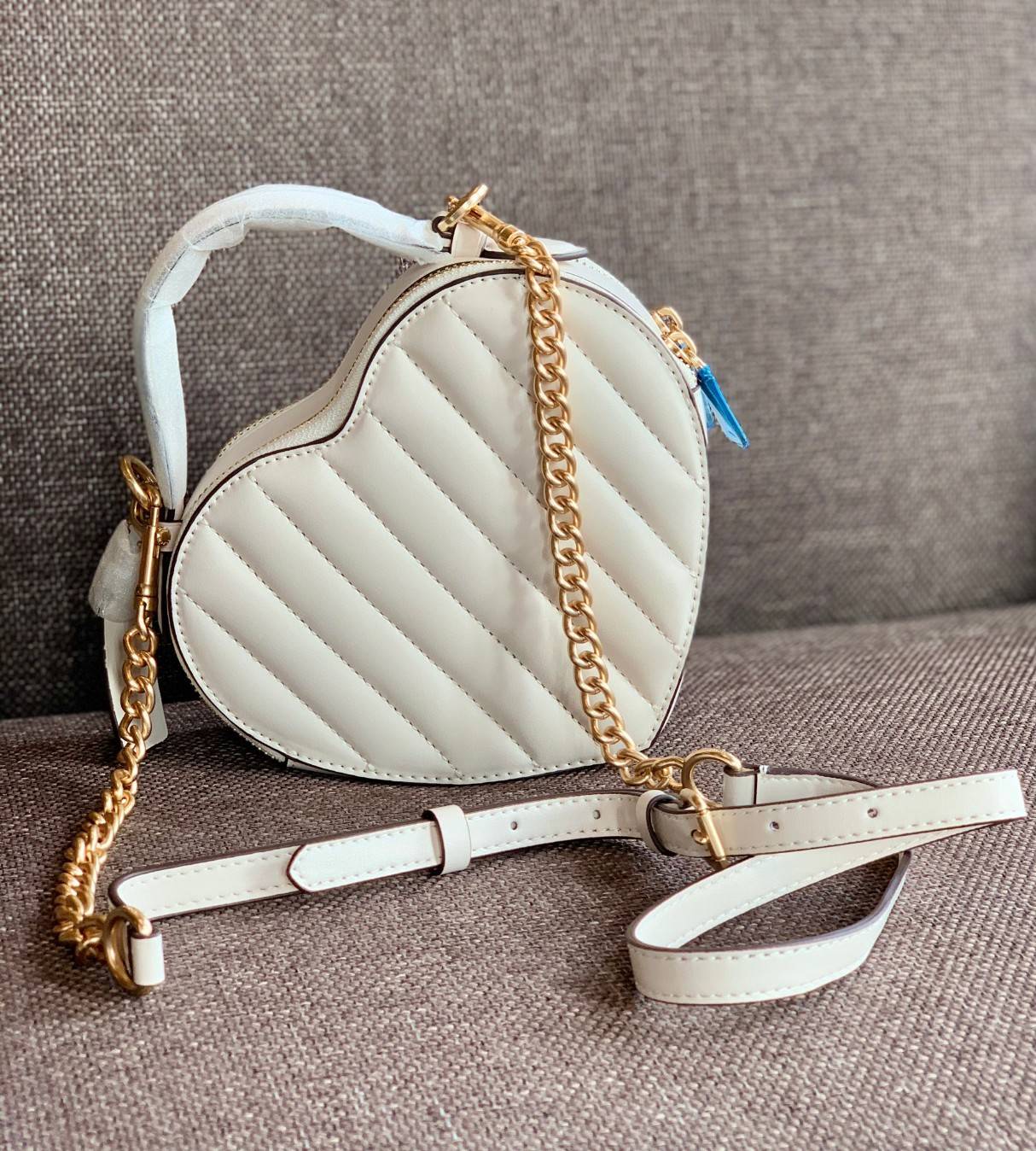 COACH HEART CROSSBODY BAG ((C5118//C5119)) 💥Limited edition หลงรักแน่นอน💋 พร้อมส่งที่ไทยก่อนใครวันนี้! ✔️กระเป๋ารูปหัวใจน่ารักมากๆค่ะ หนังแท้อย่างดีสวยงาม