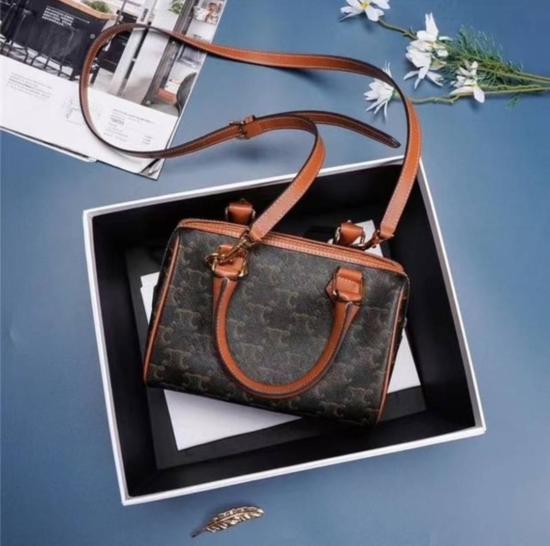 CELINE MINI CROSSBODY BAG VIP วัสดุ Triomphe Canvas สวยอยู่ทรงดีไซน์ยอดนิยมทรง Speedy ไม่มีเอ้าท์ค่ะ เปิดปิดด้วยซิปแบรนด์อะไหล่ทอง ใส่กระเป๋าสตางค์ มือถือ ของจุกจิกได้เยอะ หูจับแข็งแรงพับลงได้ พร้อมสายหนังยาวปรับระดับได้ถอดได้ อะไหล่แบรนด์สีทองหรูมีโลโก้ 