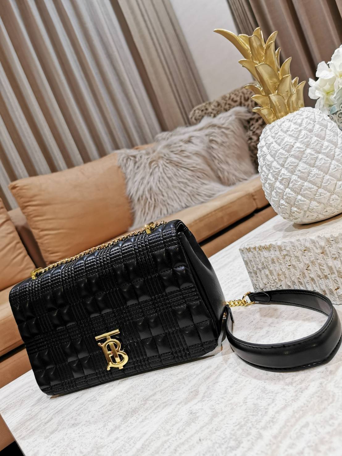 BURBERRY FRAGRANCES QUITED LAMBSKIN BAG VIP GIFT WITH PURCHASE GWP พรีเมี่ยมกิ๊ฟ Limited จาก BURBERRY Perfume DutyFree หนังแท้ Lambskin นิ่มสวยหรูดูดี เปิดปิดด้วยฝาปิดสัญลักษณ์รูปตัวB ภายในโล่งกว้าง ใส่มือถือ กระเป๋าสตางค์ได้ มาพร้อมสายสะพายโซ่ทองต่อหนังร