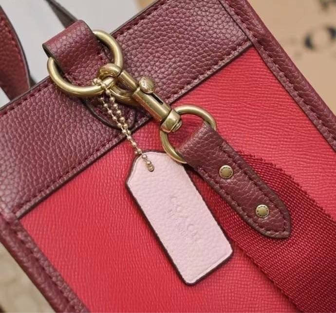 OUTLET 】COACH DEMPSEY TOTE IN SIGNATURE JACQUARD COACH C1917 Dempsey Field Tote คอลเลคชั่นใหม่ เอาใจสายคุณหนู กระเป๋าทรงโท้ท ไซส์กำลังสวย น่ารักน่าใช้มากๆ ฟังก์ชั่นการใช้งานสะดวกที่สุด มีทั้งสายคล้องในตัว และสายครอสบอดี้ วัสดุผ้า jacquard สลับหนัง pepble 