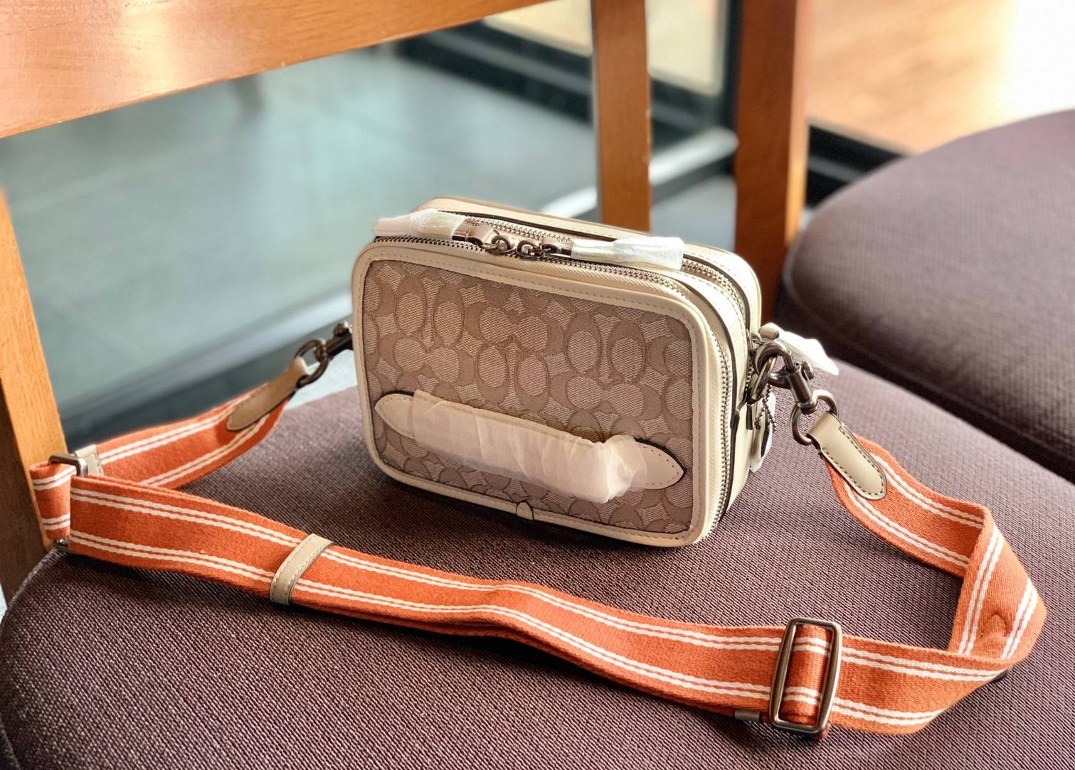COACH CHARTER CROSS BODY IN SIANATURE JACQUARD((C3780)) 💋พร้อมส่ง สินค้าออกใหม่ ไม่มียังไงไหว!! ✔️กระเป๋าสะพายครอสบอดี้ร์ หรือสามารถสอดมือตรงหนังด้านหน้าถือแบบเก๋ๆได้ด้วยค่าา วัสดุJacquardทอบายแบรนด์อย่างดี ผสมหนังแท้ ได้ลงตัวสวยงาม น่าใช้