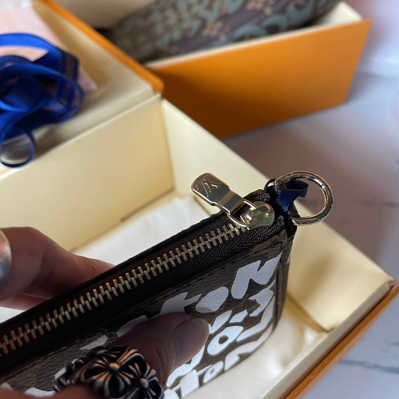 หนังแท้ LOUIS VUITTON MONOGRAM POCHTE ACCESSORIES BAG ลายใหม่ล่าสุด พร้อมส่งที่ไทย โดดเด่นด้วยรูปทรงอันเป็นเอกลักษณ์และรายละเอียดแบบคลาสสิก ภาพถ่ายสินค้าจริง ไอเท็มนี้สวยน่าใช้สุดคุ้มมากๆ ห้ามพลาดเลยค่ะ!