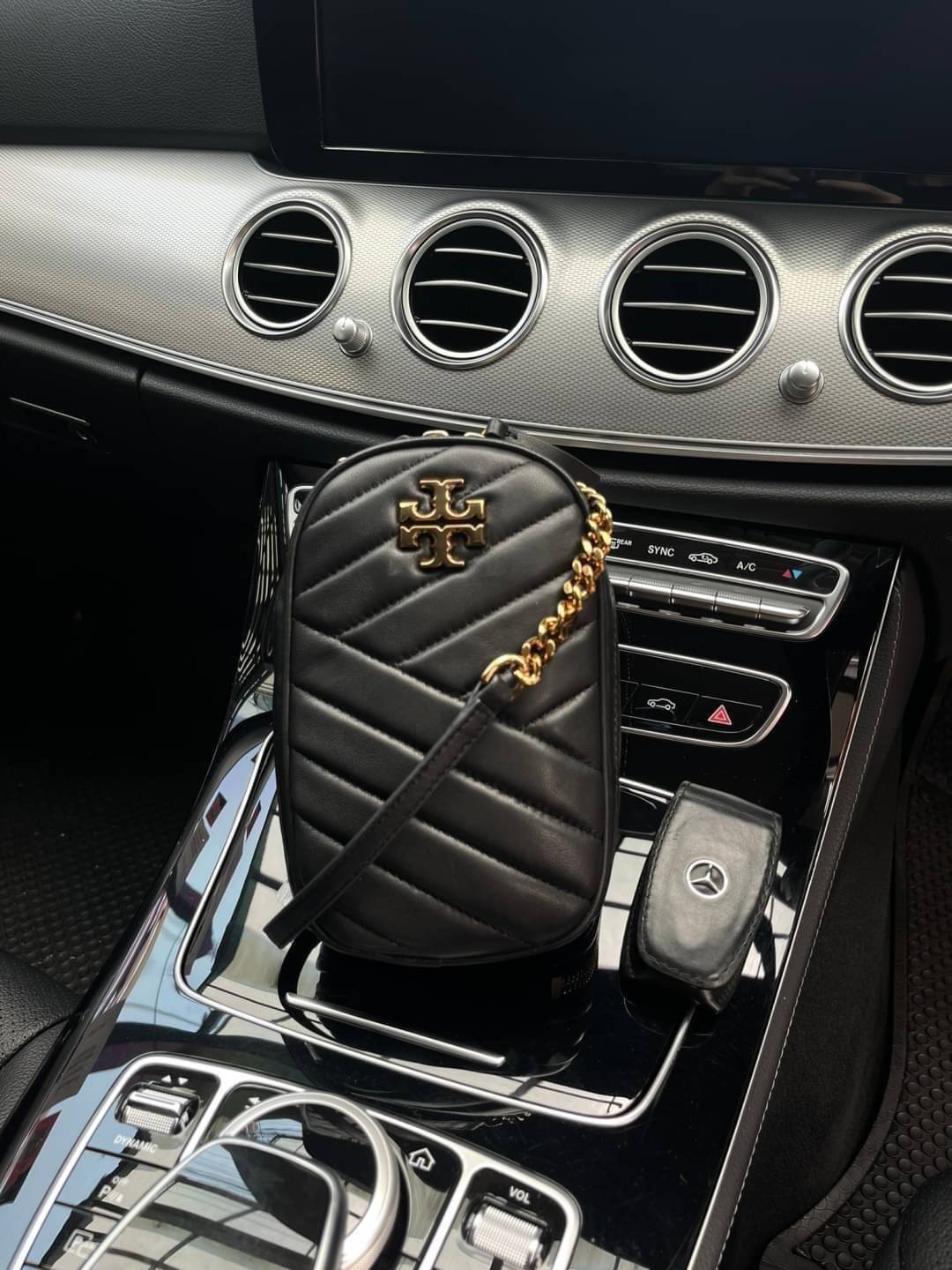 OUTTLET 】Tory burch kira chevron n/s crossbody bag กระเป๋าสำหรับใส่มือถือหรือของจุกจิกต่างๆ ได้กลายมาเป็นแฟชั่นสุดร้อนแรงแห่งปี คอลเลคชั่นนี้ออกมาเพื่อเอาใจสาวๆโดยเฉพาะ สีสันสุภาพเพื่อให้แมทช์กับสีสันของเสื้อผ้า ได้ง่าย ภายในยังสามารถแบ่งสันปันส่วนไว้สำหร