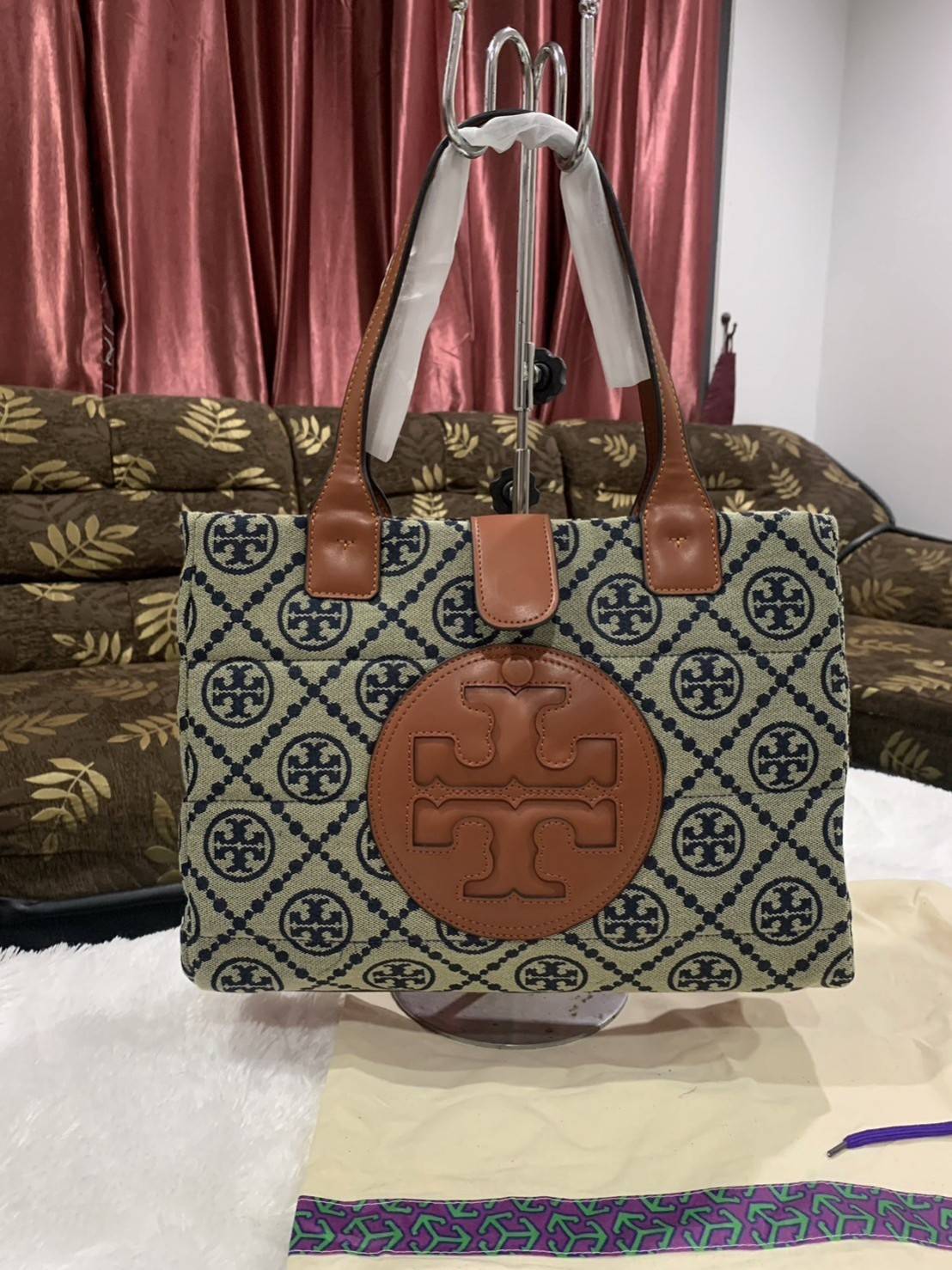 TORY BURCH MONOGRAM TOTE BAG กระเป๋าที่มีเอกลักษณ์เฉพาะตัว วัสดุผ้าแคนวาส Canvas ลวดลายโมโนแกรม เนื้อผ้าหนาสัมผัสนุ่ม โครงสร้างกระเป๋าวัสดุแข็งแรง