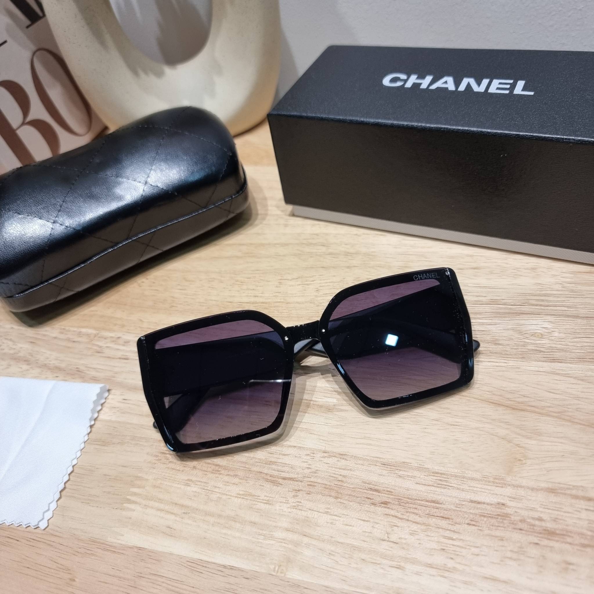 Chanel Sunglasses UV protection gift Box set สุดคุ้ม มาพร้อมอุปกรณ์ครบเซ็ท ดีไซน์ชิคมากแม่!! รับรองไม่ซ้ำใคร ใส่เสริมโหงวเฮ้ง ดูผู้ดี มีพกติดตัวไว้ไม่ตกเทรนด์ ใช้ได้ทุกโอกาส