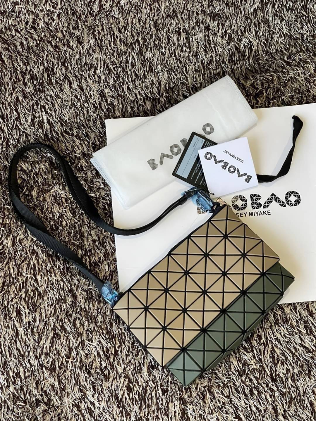Baobao Issey Miyake Prism Kangaroo crossbody bag กระเป๋าสะพาย Crossbody รูปทรงสี่เหลี่ยมผืนผ้า ไซส์กำลังพอดี เห็นแบบนี้บอกเลยว่าใส่ของสำคัญได้แบบครบถ้วน ไม่ว่าจะเป็นโทรศัพท์ กระเป๋าตังค์ หรือพาวเวอร์แบงค์ จัดเป็นอีกหนึ่งรุ่นที่น่ารัก สายสะพายปรับได้ตามควา