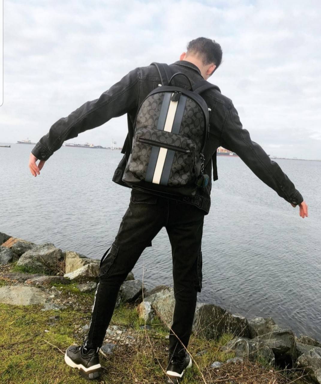 COACH WEST BACKPACK IN SIGNATURE CANVAS WITH VARSITY STRIPE (COACH 3001)😎กระเป๋าเป้ กระเป๋าสะพาย รุ่นหายาก ที่มีมาไม่บ่อย// วัสดุแคนวาส ผสมหนังแท้ หนังนิ่ม ทรงสวย จุของได้เยอะ ลาย SIGNATURE โดดเด่น ดูดีม๊าก!!// มีช่องหลัก แยกเป็น 2 ช่อง สามารถแยกเ