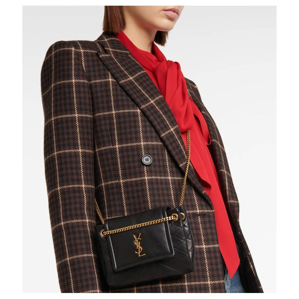 Yves Saint laurent mini nolita in lambskin / YSL mini nolita น้องสาวคนสวยที่ต้องตาเมื่อแรกเห็น กระเป๋าสะพายดีไซน์หรู ไซส์มินิ แบรนด์นี้ไม่เคยทำให้ผิดหวังจริงๆ ด้วยดีเทลความเรียบง่ายแต่มีความหรูอยู่ในตัว วัสดุหนังแกะ สัมผัสดีงามมากๆ เปิด-ปิดด้วยกระดุมแม่เห