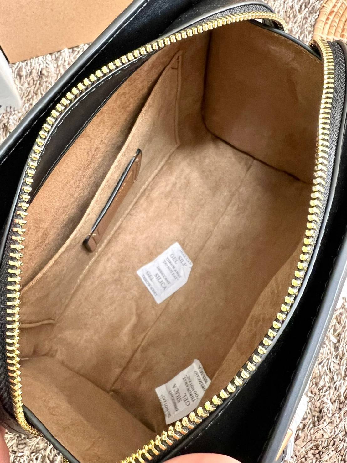 COACH GRACE CARRYALL BAG((cc141)) สวย หรู มาเลยจ้าา พร้อมส่ง! กระเป๋าหิ้ว//สะพายแบบครอสบอดี้ร์ หนังแท้ ทรงสวยหรู อัพลุคให้คุณผู้หญิงดูดีได้เลยทีเดียวค่ะ ด้านหน้าออกแบบเป็นช่องกระดุมแม่เหล็กพร้อมป้ายโละหะแบรนด์เด่นหรูค่ะ เปิด-ปิดกระเป๋าด้วยซิป ภายในใส่กระเ