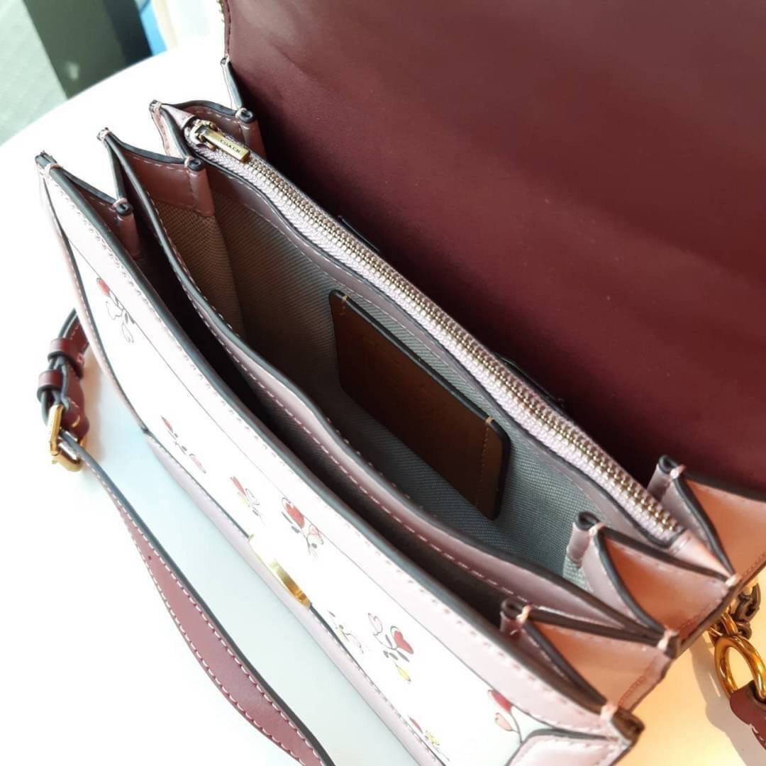 COACH RILEY TOP HANDLE 22 WITH HEART FLORAL PRINT กระเป๋าสะพายข้างดีไซน์คุณหนู เรียบหรู วัสดุหนัง glovetanned ทนทาน สวยอยู่ทรง เปิด-ปิดด้วยกระดุมแม่เหล็ก ภายในมีช่องแยกให้เยอะ สายสะพายน่ารักน่าใช้ ถอดออกได้ ตอบโจทย์สายหวานแน่นอนค่ารุ่นนี้