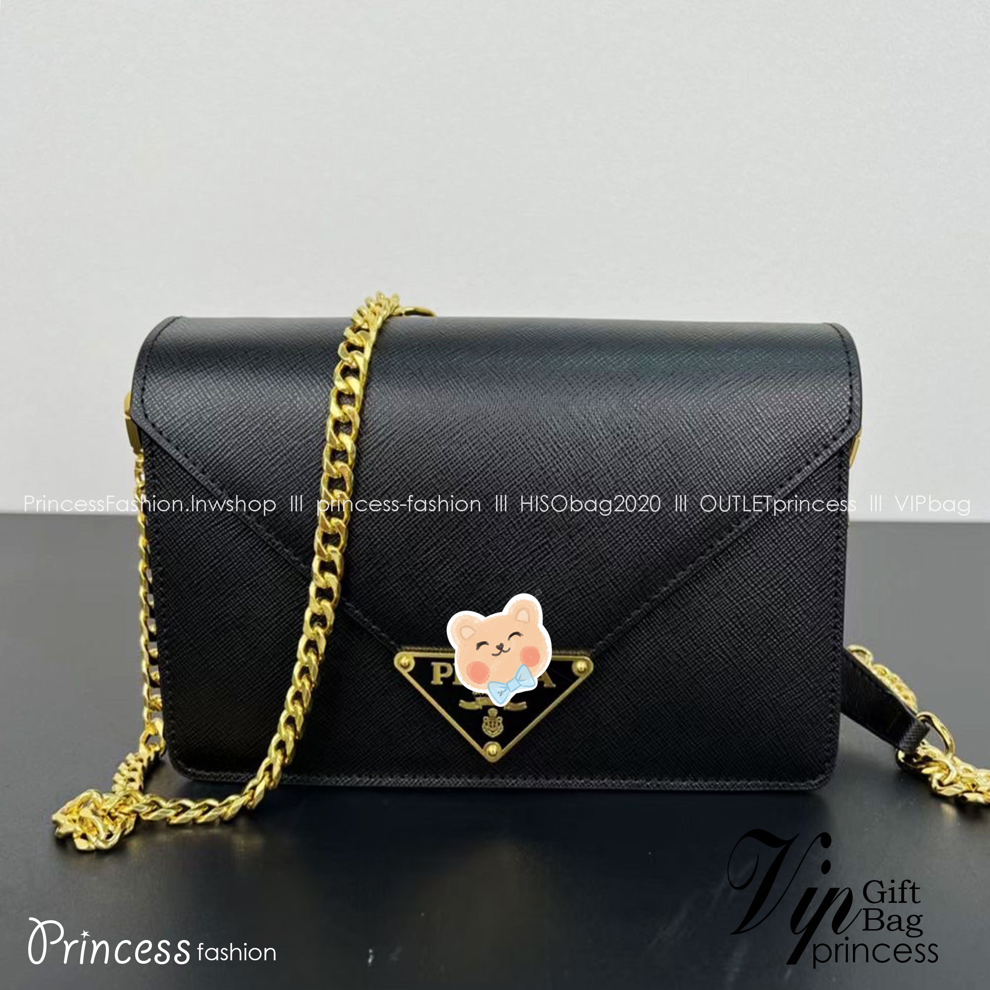 Prada Envelop / Prada Mini Triangle Logo Envelope Flap Crossbody Bag / Prada Saffiano leather shoulder bag ฮอตสุดไม่มีใครเกิน กับกระเป๋าสะพายรุ่นที่สาวๆต้องไม่พลาด!! ดึงดูดและสะกดสายตาด้วยอะไหล่ดีเทลหรู