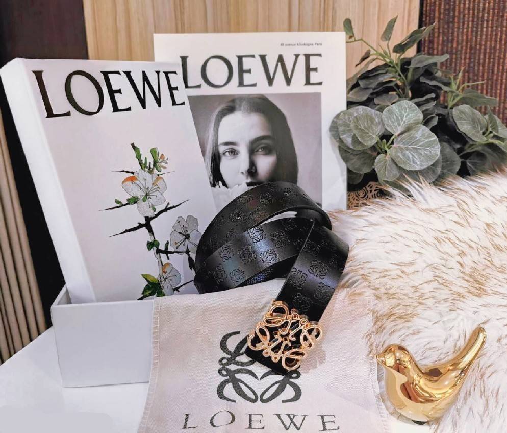Loewe Logo Leather Belt VIP Gift With Purchase (GWP) วัสดุ Calfskin ปั๊มโลโก้แบรนด์สวยหรูดูดี หัวเข็มขัดโลโก้แบรนด์ 3D อะไหล่ทองตัวสายปรับระดับได้ ดีไซน์เรียบหรูคลาสสิคเข้ากับทุกลุ๊ค ใช้ได้ทั้งชายและหญิงค่ะ ไอเท็มแนะนำสวยน่าใช้น่าสะสม เหล่าสาวก Loewe GWP 