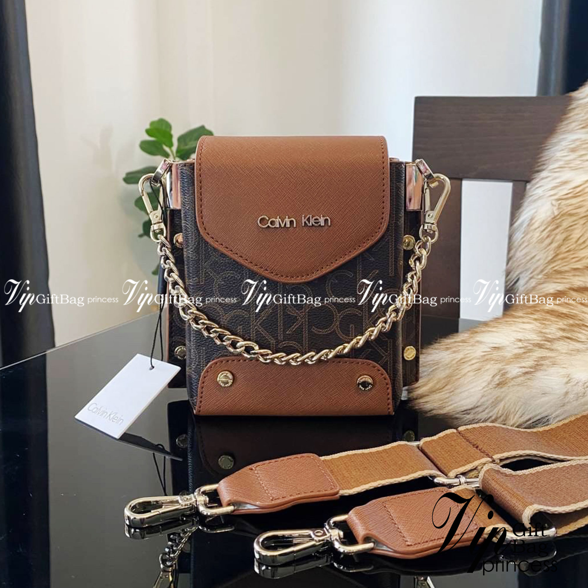 CALVIN KLEIN JEANS crossbody bag กระเป๋าถือหรือสะพาย ลายซิกเนเจอร์แบรนด์ทั้งใบ เปิด-ปิดกระเป๋าด้วยกระดุมแม่เหล็ก ด้านในแบ่งเป็น 2 ช่องหลัก และมีช่องเล็กใส่ของจุกจิก ซับในลายแบรนด์อย่างดี มาพร้อมสายสะพายยาวปรับระดับได้ฟรีไซต์ สามารถใช้ได้หลากหลายโอกาสค่ะ