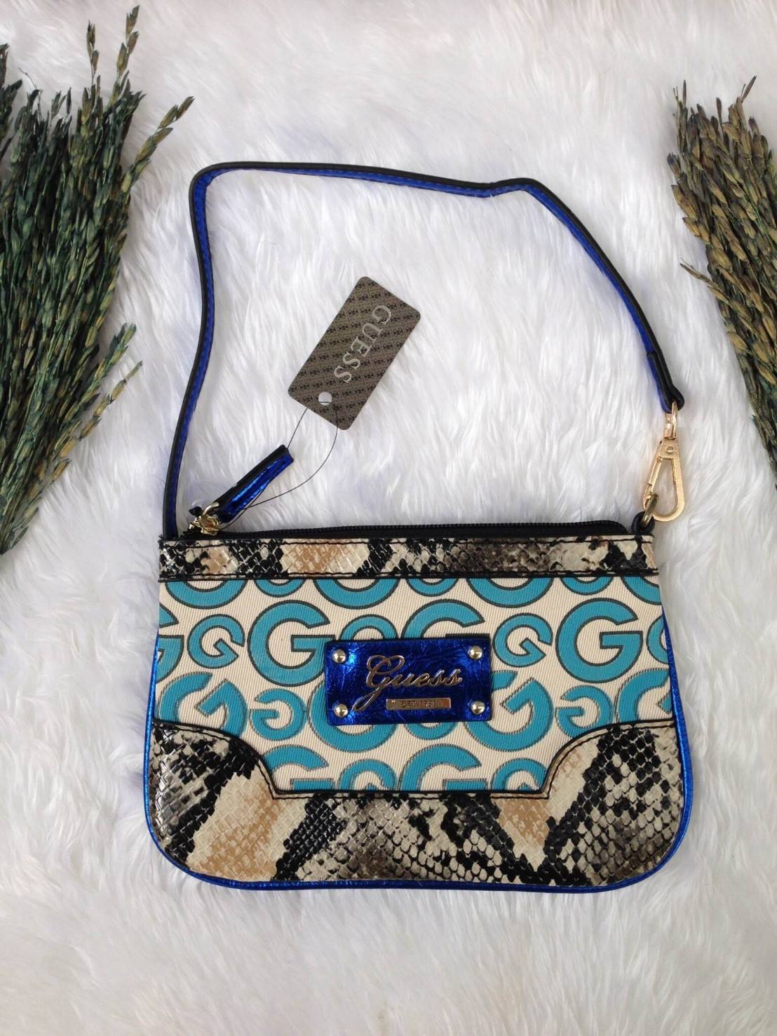 Guess clutch bag กระเป๋าคลัชถือ มาพร้อมสายสะพาย น้ำหนักเบา สีสันสวยงาม แต่งแคนวาสด้วยอักษรG สลับหนังลาย โลโก้โลหะสลักบนหนัง สามารถใส่ iPhone 8+ ได้ สวยหรู น่าใช้มากค่า