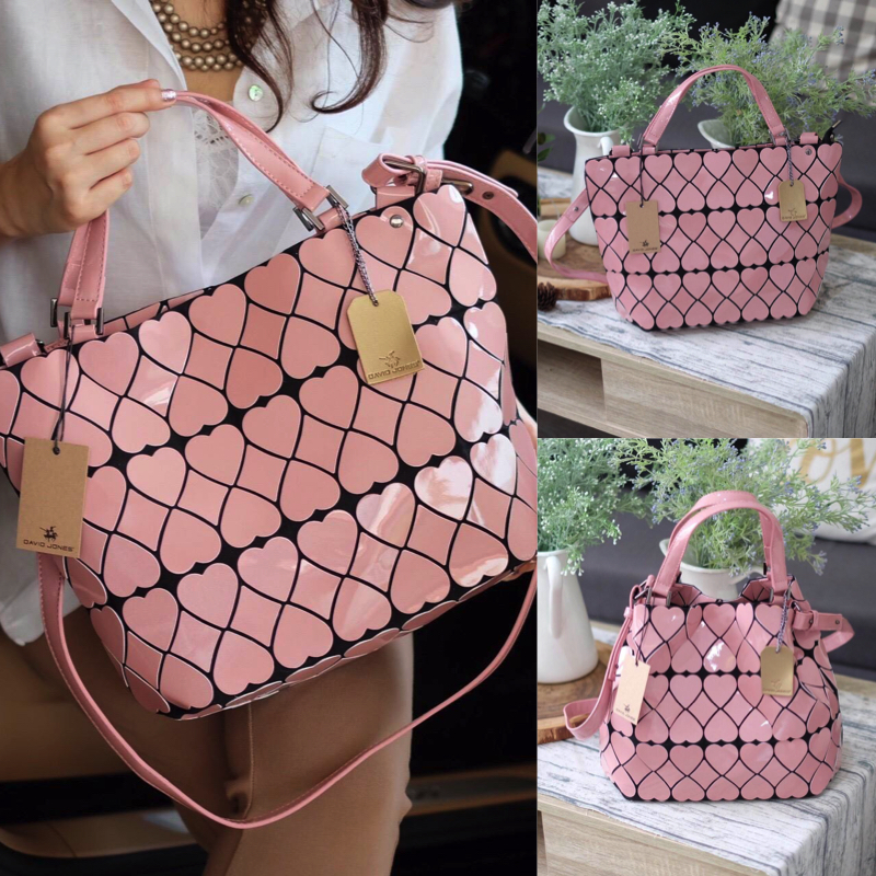 ใหม่ล่าสุด !! น่ารักปรอทแตก รุ่น Over Heart💕 ลาย หายาก ปรับทรงได้ 2 แบบ สวยรับประกันเลยค่า ( มาจำนวนจำกัด) 👉🏻👉🏻กระเป๋า จากแบรนด์ David Jones กระเป๋าสะพายข้างดีไซน์เกร๋มาก สีสวยหรูมาก ขนาดกะลังดีเลย น้ำหนังเบามากคะ