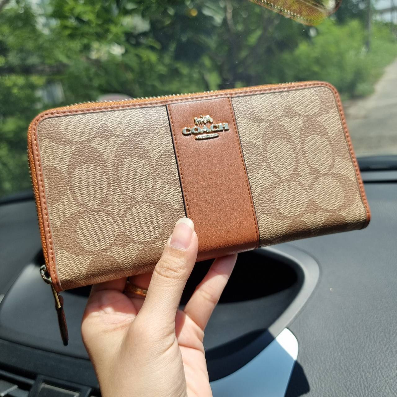 COACH F54630 ACCORDION ZIP WALLET IN SIGNATURE COATED CANVAS WITH LEATHER STRIPE กระเป๋าสตางค์ใบยาวรุ่นคลาสสิค คัดสีขายดีมาให้กันเลยจ้า ♥️ วัสดุหนังแคนวาสเคลือบลาย เปิด-ปิดด้วยซิปรอบ รูดใช้งานง่าย ใส่บัตรได้ มีช่องซิปใส่เหรียญ ใส่มือถือได้ พกใบนี้ใ