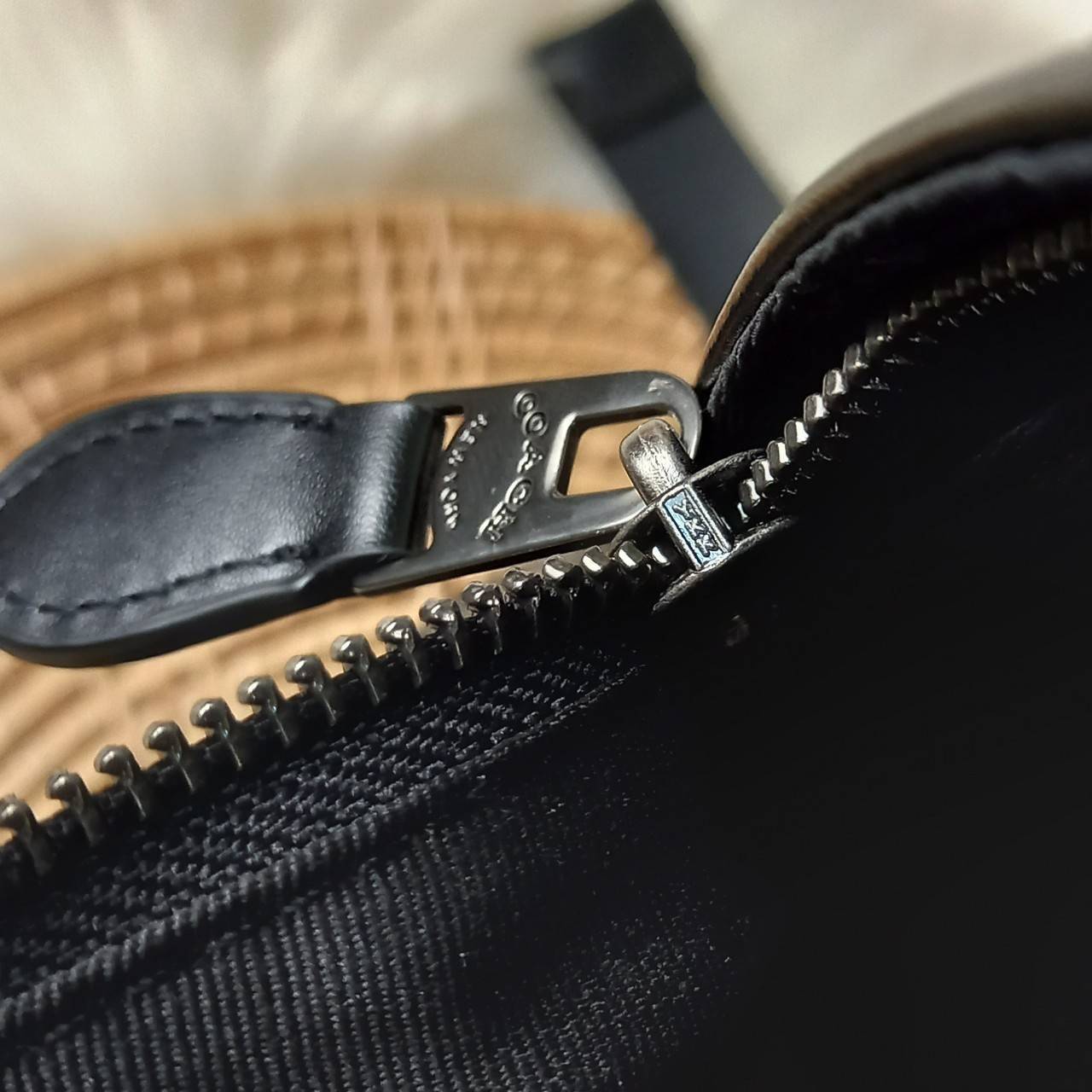 COACH WEST BACKPACK IN SIGNATURE CANVAS WITH VARSITY STRIPE (COACH 3001)😎กระเป๋าเป้ กระเป๋าสะพาย รุ่นหายาก ที่มีมาไม่บ่อย// วัสดุแคนวาส ผสมหนังแท้ หนังนิ่ม ทรงสวย จุของได้เยอะ ลาย SIGNATURE โดดเด่น ดูดีม๊าก!!// มีช่องหลัก แยกเป็น 2 ช่อง สามารถแยกเ