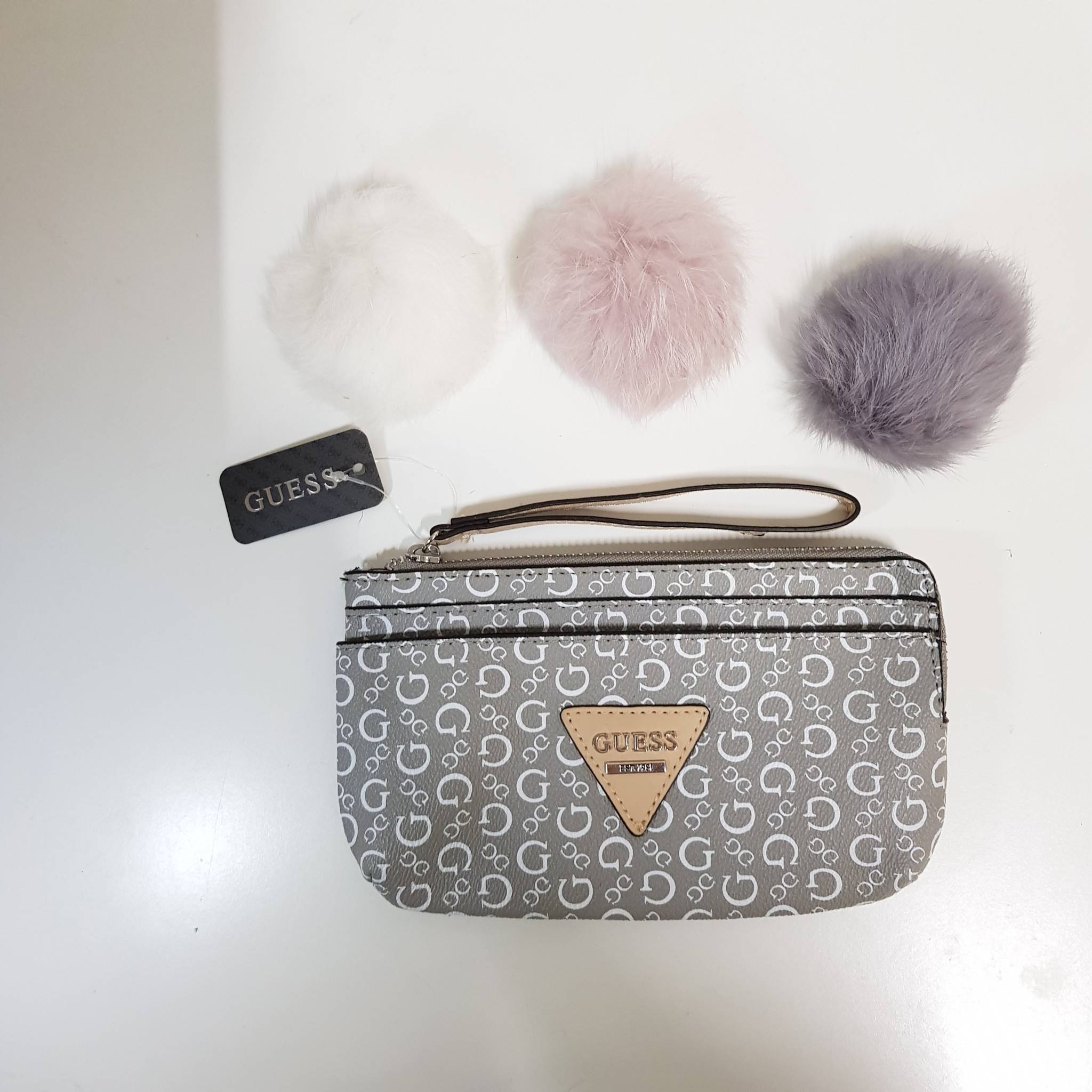 New arrival!! GUESS LEARHER CLUTCH BAG กระเป๋าคล้องมือสีสวย ด้านหน้ามีโลโก้แบรนด์สีเงินสวย ช่องด้านหน้าสามารถใส่มือถือ iphone7+ ได้สบายเลยค่ะ เปิดปิดด้วยซิปพร้อมสายคล้องมือ ด้านในมีช่องใส่บัตรได้ 3 ช่องและสามารถใส่ธนบัตรตามยาวได้ คือรุ่นนี้เรียกว่าสวยคุ้ม