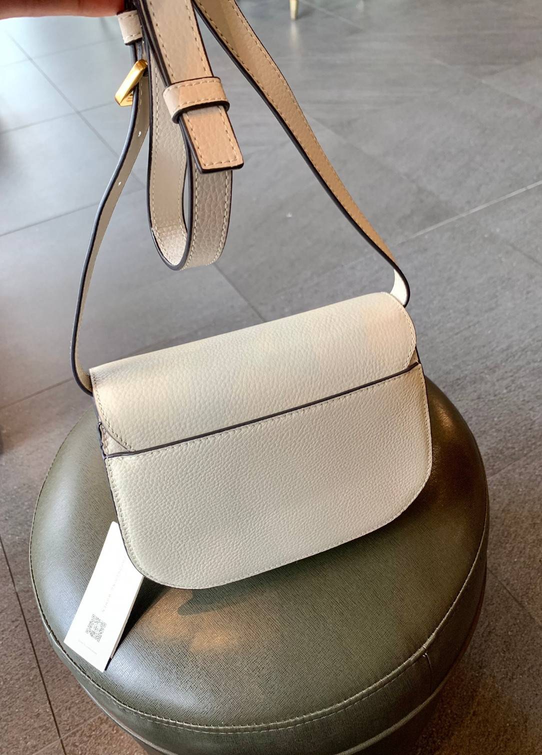 TORY BURCH BRLTTEN SMALL SADDLE BAG / Tory Burch Britten Flap Shoulder Bag กระเป๋าสะพายข้าง วัสดุหนังแกะแท้ ด้านหน้าประดับโลโก้แบรนด์ เปิด-ปิดกระเป๋าแบบกระดุมแป็กแม่เหล็กแน่นหนา ภายในมีช่องหลัก ใส่กระเป๋าเงินใบกลาง มือถือได้ทุกรุ่น มีช่องแยกใส่ของจุกจิกอี