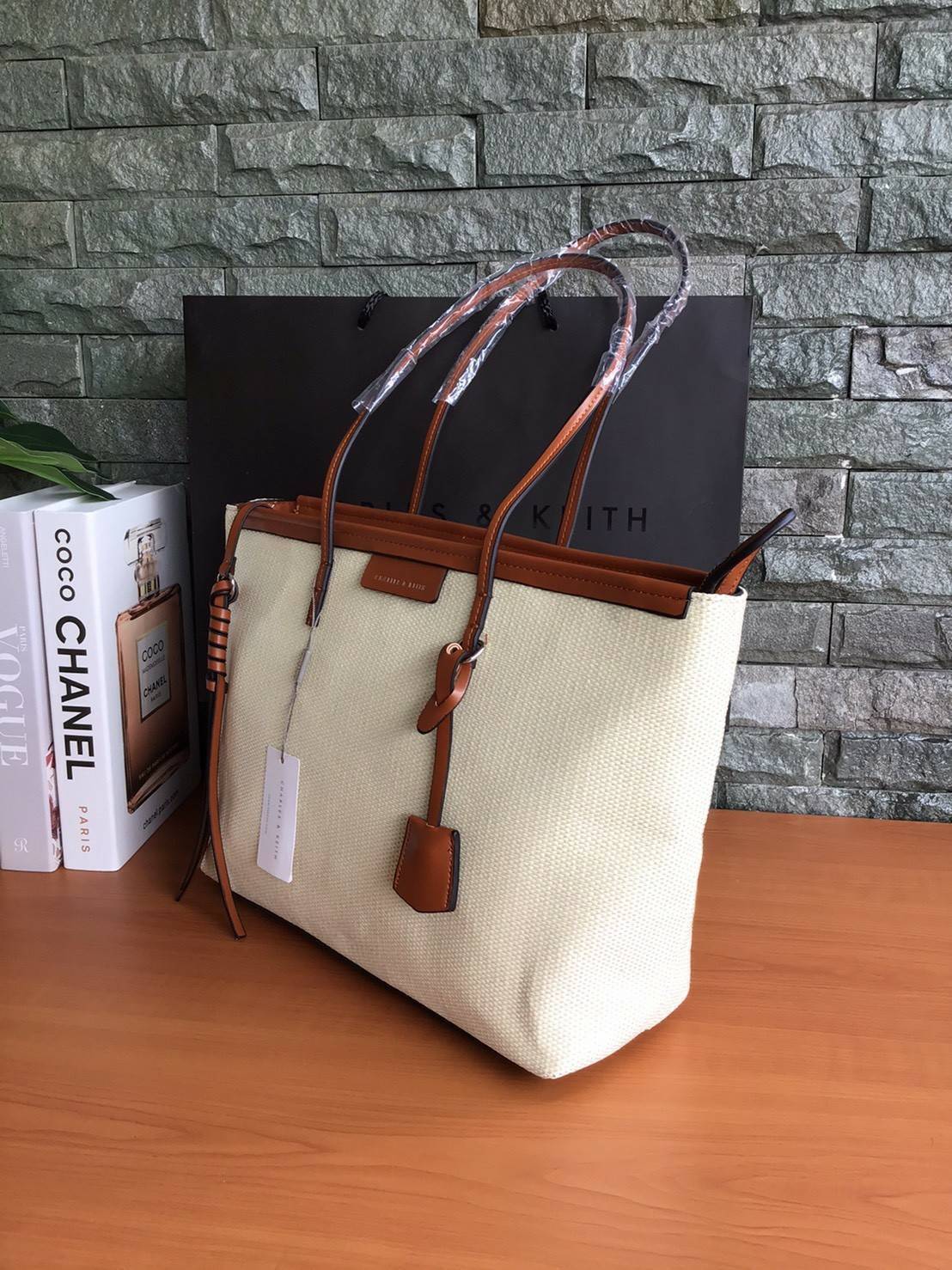 Charles & Keith Black Textured Tote Bag ฮอตฮิตตลอดกาลสำหรับรุ่นนี้ รุ่นยอดนิยม!! มากี่รอบกี่รอบก็ขายดี ใครไม่มีรุ่นนี้ติดตู้ไว้ถือว่าเชยมาก(!!) กระเป๋าสะพายทรง Shopping bag ใบใหญ่จุของได้ใจ น้ำหนักเบา โดดเด่นด้วย Textured วัสดุสานรอบใบ ตัดขอบหนัง สวยอยู่ท