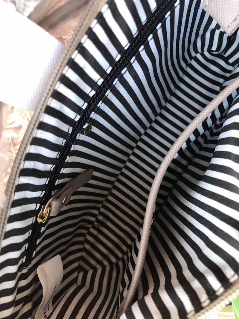 Kate Spade New York Greta Court Ramey Gritter Crossbody Bag กระเป๋าสะพายที่มีดีเทลเป็นกริชเตอร์วิ้งที่ก้นกระเป๋า ด้านบนหนังsaffiano เปิดปิดด้วยซิปเดียวด้านบน ภายในใส่กระเป๋าสตางค์ยาว มินิไอแพคได้ สายสะพายยาว118cmปรับไม่ได้ ขนาดกำลังดีสวยน่าใช้เลยคร้า!!