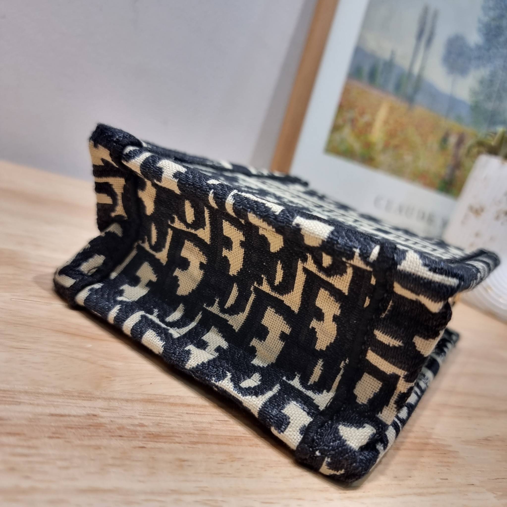 Dior mini book tote phone bag / CD MINI SHOPPING BAG น้องคนสวย ไซส์มินิ ขนาดเล็กน่ารัก น่าใช้มากกกก!! ดีไซน์คลาสสิควินเทจ สวยหรู