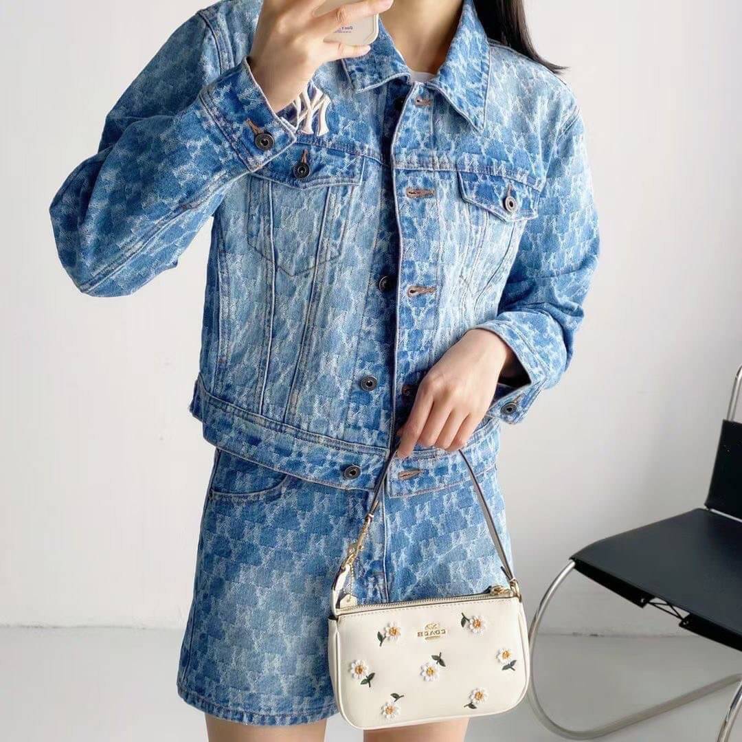 COACH NOLITA DAISY BAG (coach C3356) พร้อมส่งทันทีค่ะ! กระเป๋าหิ้ว//คล้องไหล่ หนังแท้เรียบสวย จุดเด่นด้านหน้าปักดอก Daisy แบบ3D นูนขึ้นมาสวยงามสะดุดดตามากๆค่ะ เปิดปิดกระเป๋าแบบซิป ภายในใส่มือถือได้ทุกรุ่น;กระเป๋าเงินใบกลางได้;มีช่องเสียบบัตร2ช่อง;และช่องใ