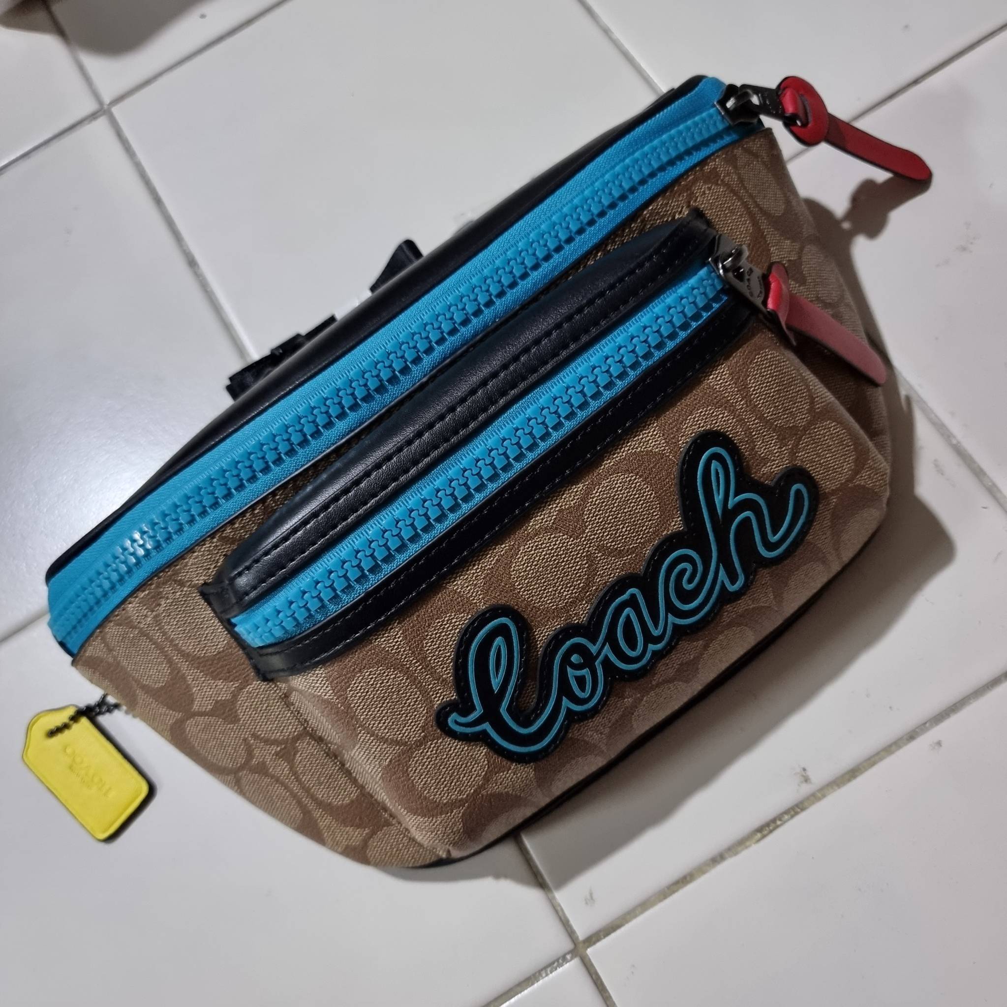 COACH F72931 TERRAIN BELT BAG IN SIGNATURE CANVAS กระเป๋าคาดอก ดีไซน์สุดเท่ มองยังไงก็ไม่มีเบื่อ ด้วยรูปลักษณ์ และความคลาสสิค ผสานกันอย่างลงตัว วัสดุหนังแคนวาสสลับหนังแท้ มีช่องซิปแบ่งเป็นสัดส่วน ด้านหลังบุนวมและมีช่องซิปไปอีก!! ภายในโล่งกว้าง ใส่กระเป๋าส