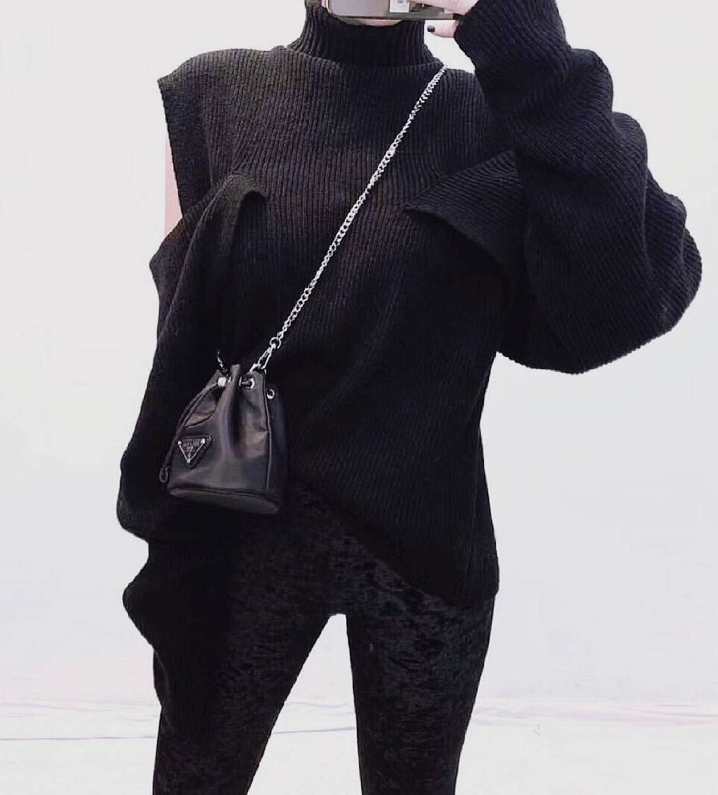 กลับมาตามคำเรียกร้อง Must Have!✴️PRADA MINI DRAWSTRING WITH KEYCHAIN VIP GIFT WITH PURCHASE (GWP) พรีเมี่ยมกิ๊ฟจากต่างประเทศรุ่น Limited "Duty Free" กำลังฮิตสุดๆในเกาหลี วัสดุ Nylon & Polyester 100% ด้านหน้าประดับโลโก้ เปิดปิดแบบ Drawstri