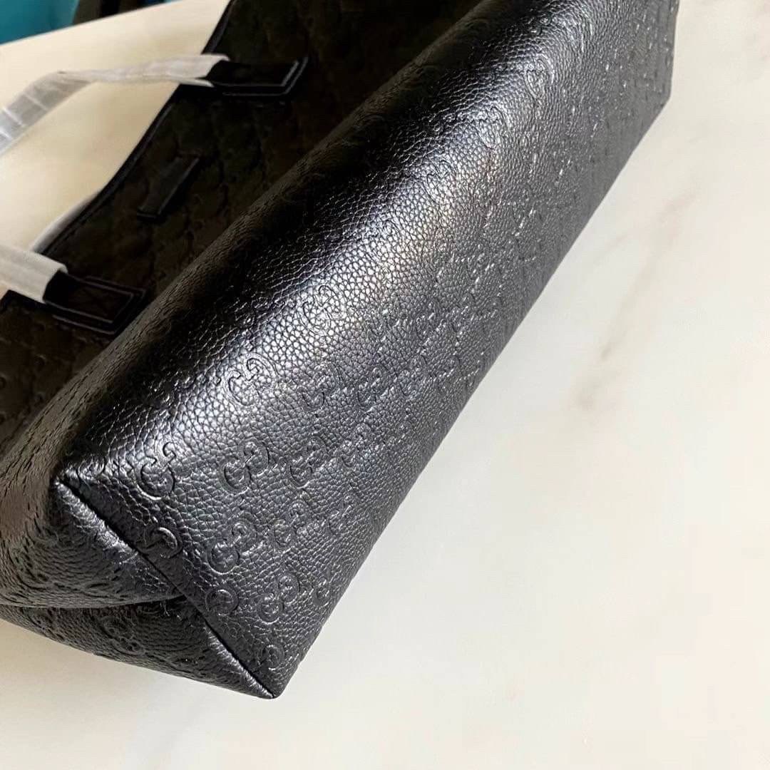 หนังแท้ Gucci GG Supreme black tote Shopping Bag กระเป๋าทรง neverfull ยอดฮิต รุ่นนี้ใช้หนังเยอะมาก คุ้มสุด งานหนังแท้เมื่อกระทบแสงขึ้นเงาสวยมากๆ ค่ะ สวยหรู จุของได้เยอะ ภายในโล่งกว้าง limited ที่สุด ไม่ควรพลาดเลยค่าาา