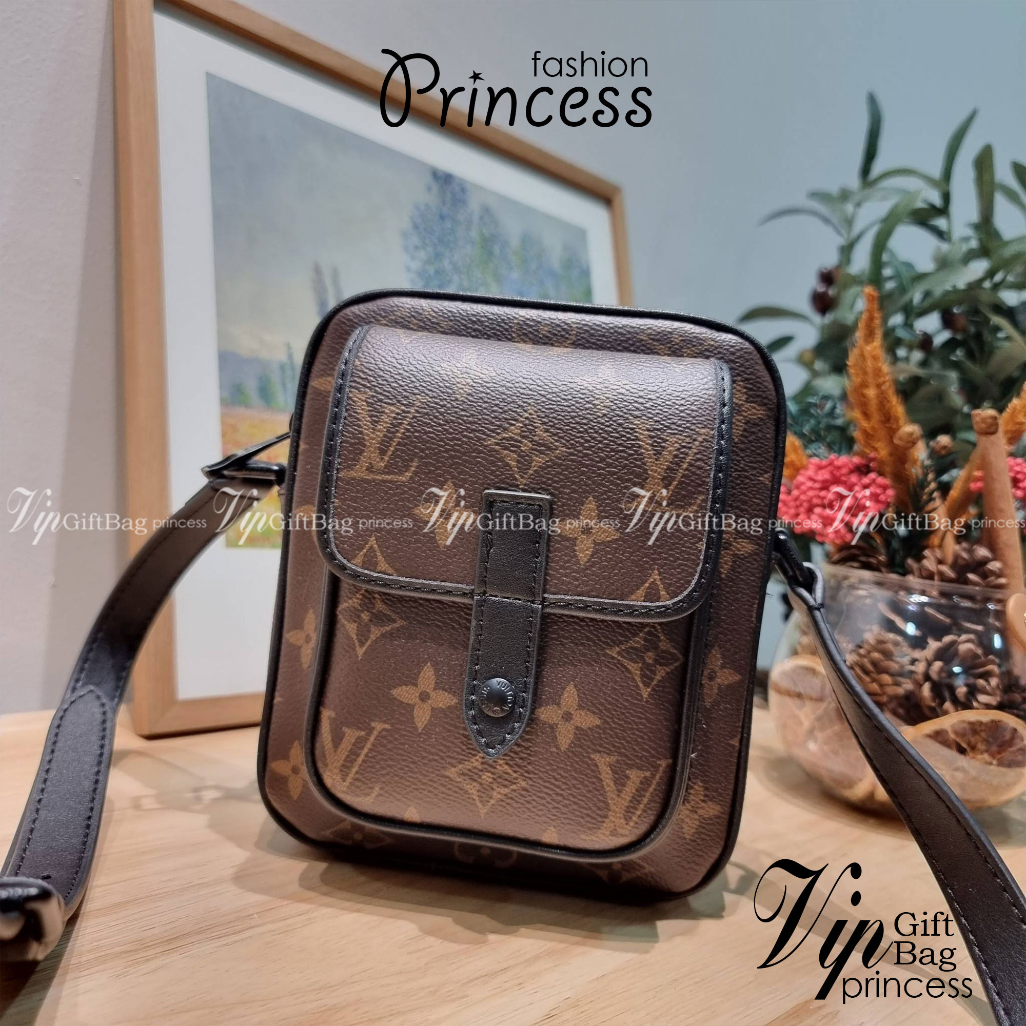 LV CHRISTOPHER กระเป๋าสะพายรูปทรงสปอร์ตสุดชิค LV crossbody wallet bag ใหม่ล่าสุด ได้ชิคๆเท่ๆก่อนใคร ไม่ต้องรอพรีฯ กับกระเป๋าสะพายข้างสำหรับหนุ่มๆ งานหรู ราคาดี วัสดุหนังแคนวาสคุณภาพดี ดีไซน์กะทัดรัด คล่องตัวแบบทูอินวันไปเลย เพราะใช้แทนกระเป๋าสตางค์ก็ได้ ส