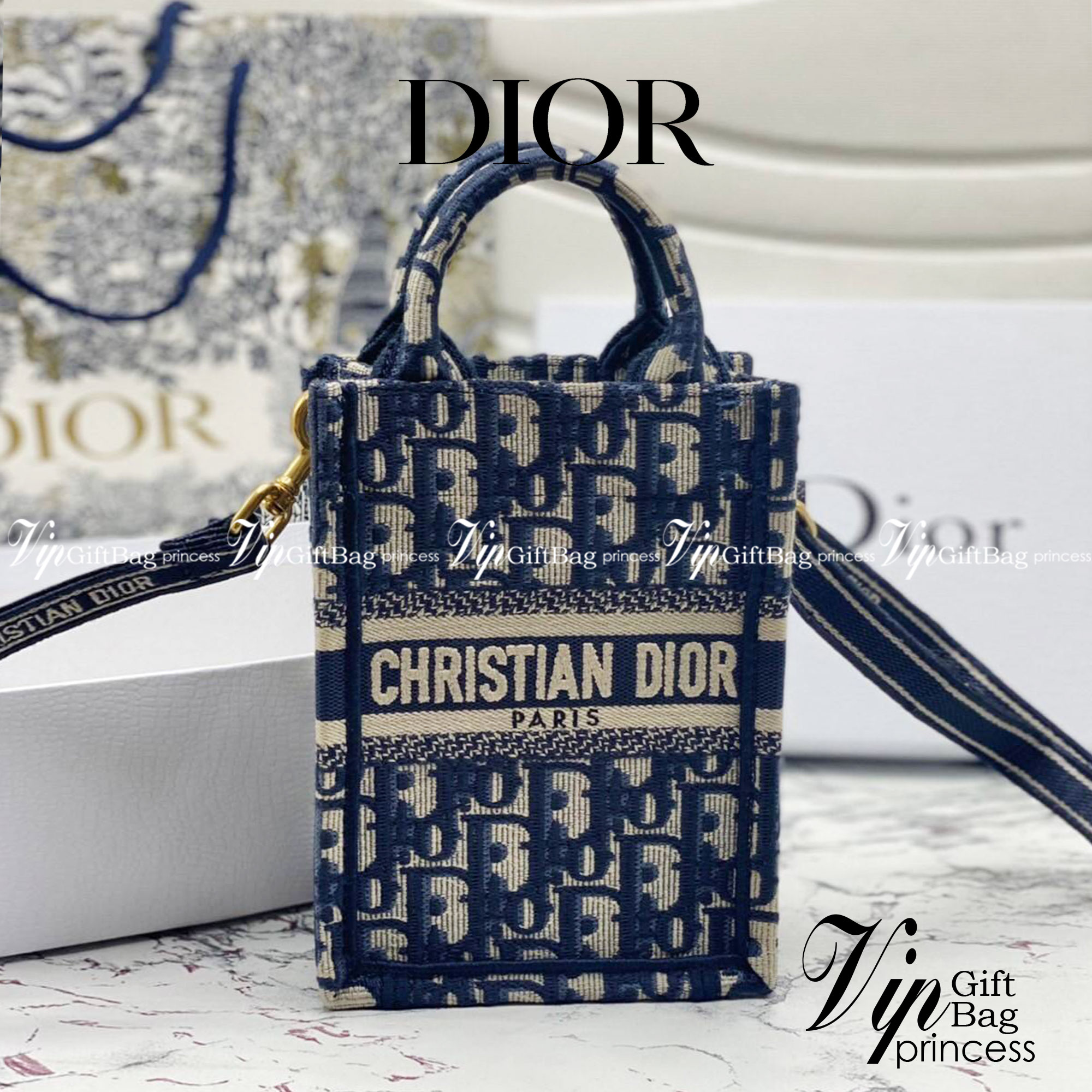 ORI 】Mini Dior Book Tote Phone Bag Blue Dior Oblique Embroidery พร้อมส่งที่ไทย ภาพสินค้าถ่ายจากงานขายจริง ใช้งานต่างประเทศได้ กระเป๋าใบมินิจะใส่โทรศัพท์ได้เช่นเดียวกับของใช้จำเป็นเล็กๆ น้อยๆ ในแต่ละวัน มาพร้อมสายสะพายไหล่แบบปักที่ปรับได้และถอดออกได้ อุปกร