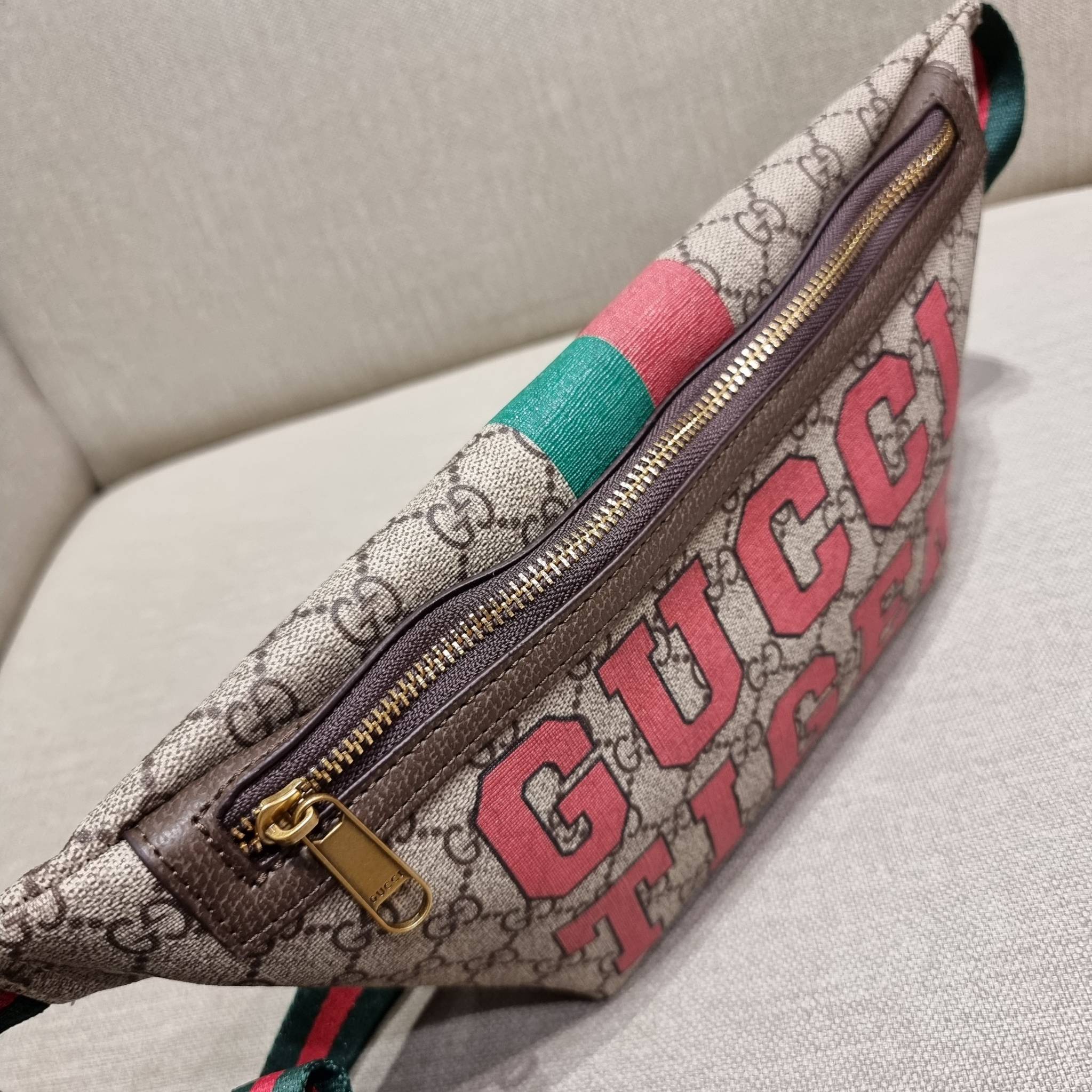 GUCCI BELT BAG ไอเท็มที่หนุ่มๆเรียกร้อง GC waist bag กระเป๋าคาดอก/คาดเอว คอลเลคชั่นฉลองปีเสือ โดดเด่นด้วยลายพรินท์จัมโบ้ ไม่เหมือนใคร วัสดุหนังแคนวาส เปิด-ปิดด้วยซิป ภายในแบ่งสัดส่วน มีช่องซิป และช่องย่อยให้อีก สายสะพายปรับได้ สายสปอร์ต สายแคมป์ปิ้ง หรือจ