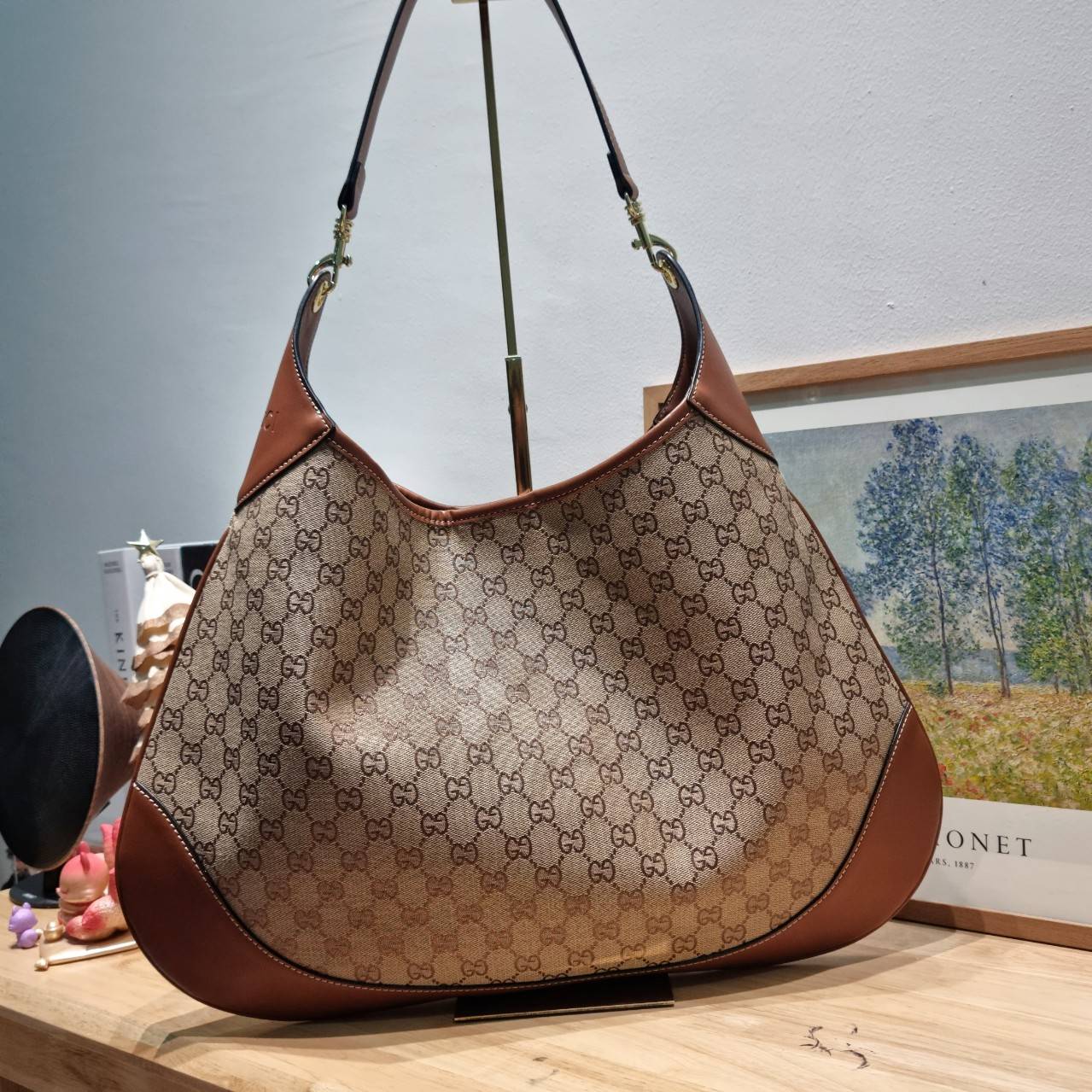 GUCCI B shoulder bag กระเป๋าสะพายไหล่รุ่นใหม่ล่าสุด สวยเริ่ดมากๆ เรียกว่าเป็นกระเป๋าที่เป็นกระแสสุดๆ และใช้ได้แบบ unisex ใบใหญ่ใส่ของได้แบบจุกๆ