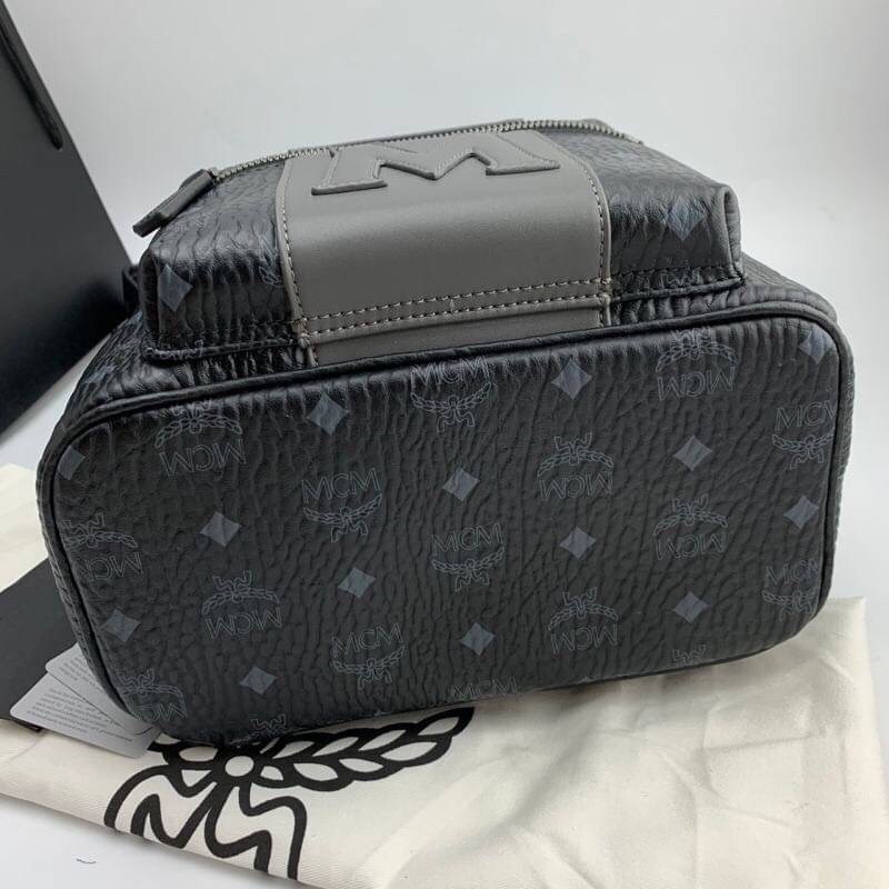 M.C.M Stark Logo Stripe Backpack in Visetos เป้หนังแท้ ขนาดสะพายกำลังสวย ใช้ได้ทั้งหญิงชาย สีเทาดำสุดคลาสสิค ใช้งานได้บ่อยหลายโอกาส