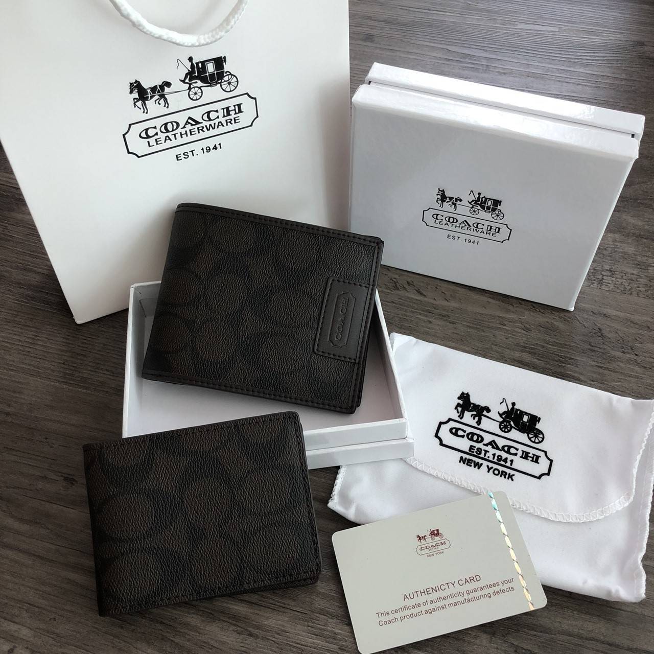 COACH Heritage Signature Compact ID Wallet กระเป๋าสตางค์ใบสั้น มาพร้อมกระเป๋าใส่บัตรใบเล็กอีก 1 ใบ จะมอบเป็นของขวัญหรือใช้เองก็แนะนำค่ะ