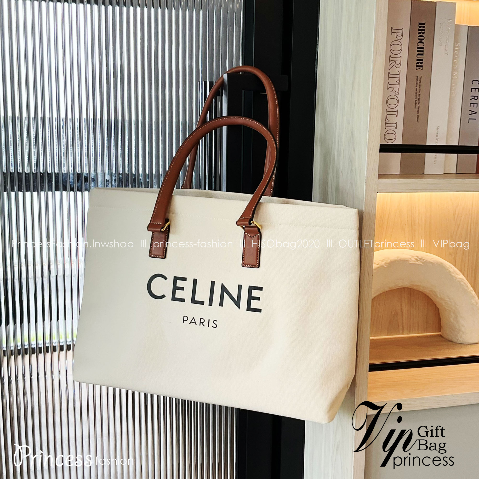 รุ่นขายดีในตำนาน! Celine Horizontal Cabas Canvas / CELINE TOTE BAG กำลังมาแรงในยุคปัจจุบันเลยทีเดียวเพราะด้วยขนาดและดีไซน์ของกระเป๋าแบบถุงกระดาษทรงสี่เหลี่ยมผืนผ้า