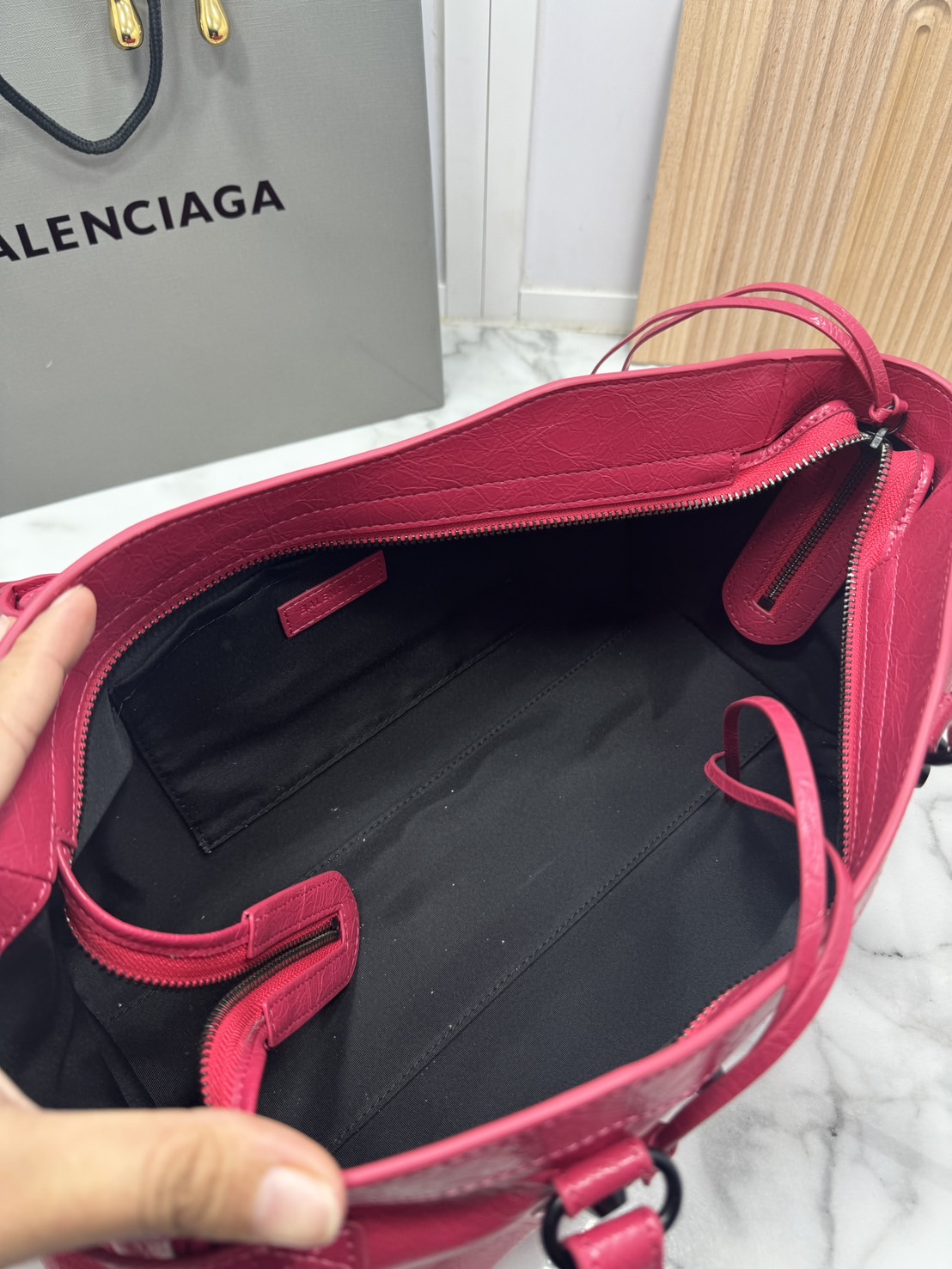 ORI หนังแท้ | Balenciaga Le City Bag East-west Bag 32cm กระเป๋าถือ/สะพายข้างทรงยาวดีไซน์โดดเด่นสวยเท่ล้ำสมัย ที่สุดแห่งความไอคอนิกไม่เหมือนใคร มีกิมมิคและลูกเล่นแพรวพราว