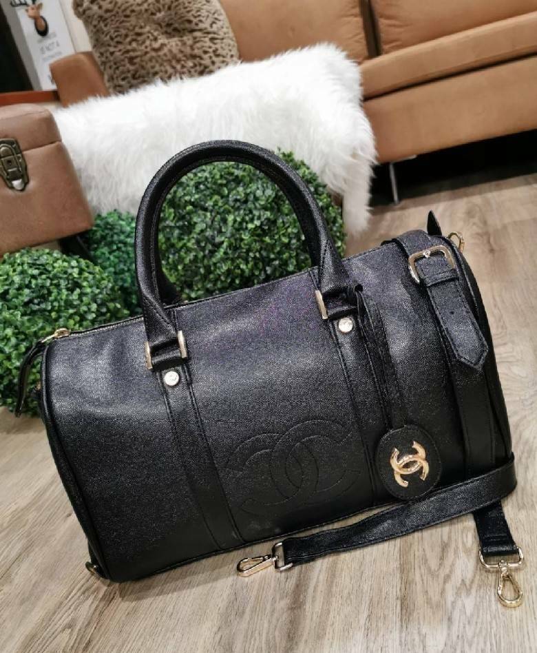 CHANEL Caviar Small Travel bag / CHANEL CAVIAR LARGE HANDBAG / chanel travel bag กระเป๋าเดินทางขนาดพอเหมาะ อะไหล่ทอง วัสดุหนังลายคาร์เวียร์ สวยหรูน่าใช้ น้ำหนักเบา มาพร้อมแท็กหนังแบรนด์อะไหล่ทอง และแท็กหนังใส่กุญแจ
