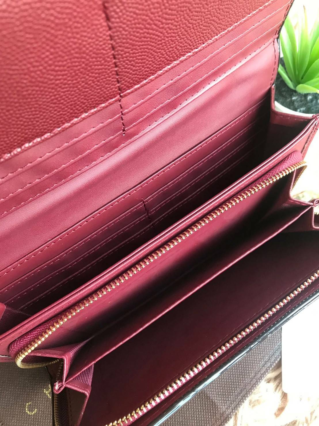 CHARLES & KEITH TASSEL DETAIL LONG WALLET รุ่นขายดี!! กระเป๋าสตางค์ใบยาว ขนาดกำลังพอดีมือ วัสดุหนังลายคาเวียร์ เปิดปิดด้วยแถบแม่เหล็ก มีดีเทลที่หัวซิปอะไหล่ทองเป็นพู่สั้นๆกำลังดี ภายในมีช่องซิป ช่องธนบัตร และช่องเสียบการด์แยกเป็นสัดส่วน ด้านหลังมีช่องเพิ่