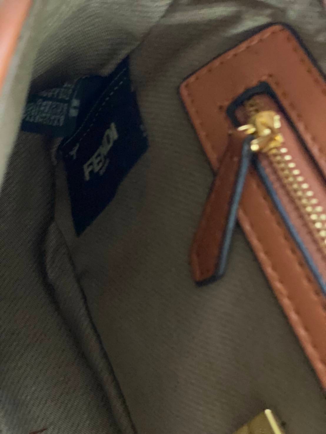 FENDI BAGUETTE BAG roma Lamb skin กระเป๋าสะพายสวยหรู โดดเด่น ดีไซน์ปั๊มโลโก้รอบใบ วัสดุหนังแท้ สลับผ้าแคนวาส มาพร้อมสาย 2 แบบ สำหรับคล้องแขน และสายครอสบอดี้สีทูโทน ภายในเป็นช่องโล่ง ใส่โทรศัพท์ กระเป๋าสตางค์ใบยาวได้สบายๆ ครบเซ็ทพร้อมเสิร์ฟความสวยให้ถึงบ้า