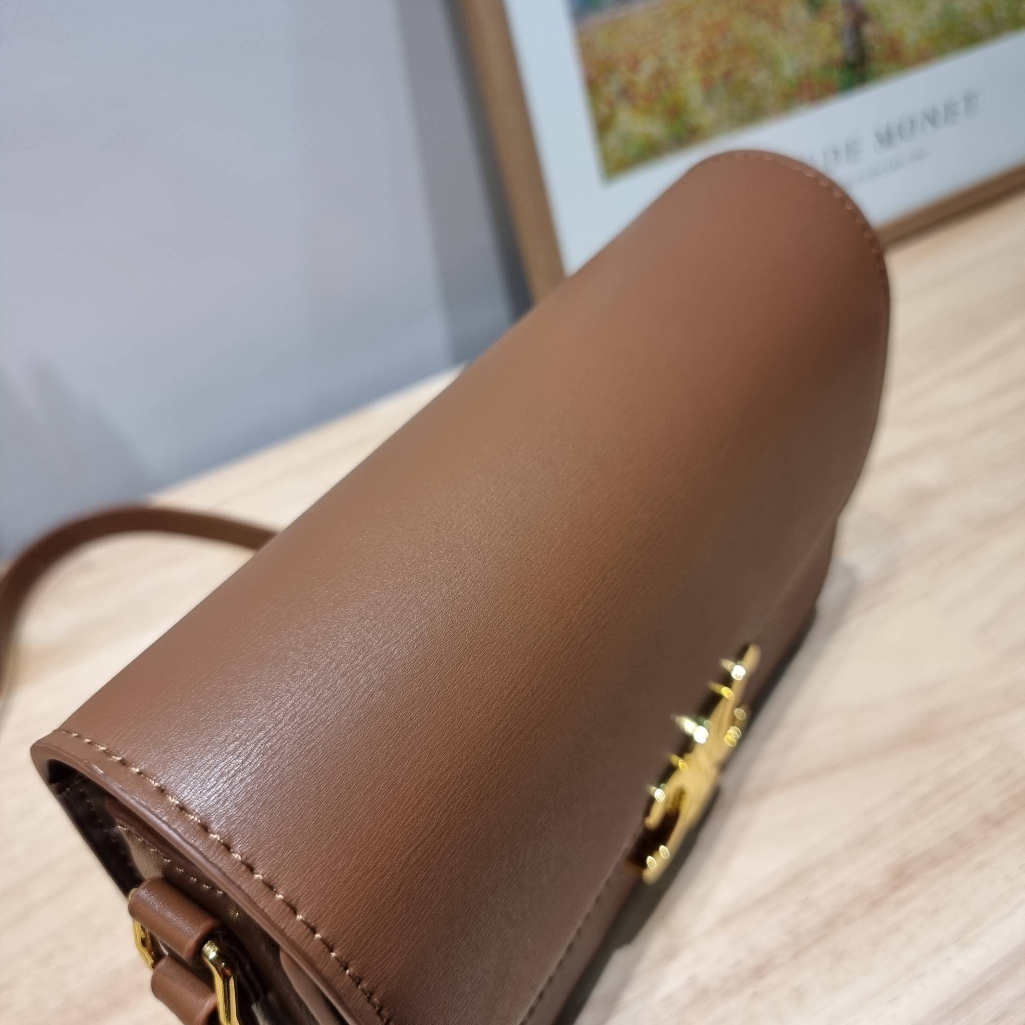 CELINE CLASSIQUE TRIOMPHE BAG IN SHINY CALFSKIN ไอเท็มสุดคลาสสิค ที่ขาดไม่ได้ กระเป๋าสะพายทรงสวยคลาสสิค แฝงความผู้ดี ที่ใช้ได้ทั้งชายหญิง