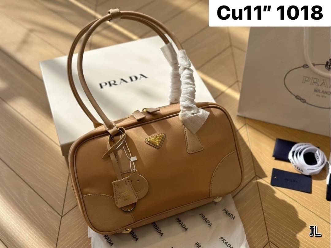 PRADA Re-Edition 1978 medium Re-Nylon two-handle bag กระเป๋าสะพายไหล่ทรงคลาสสิค ไอเท็มสุดปัง ที่ฮิตตลอดกาลไม่ว่าจะปีไหนๆ เหมาะเป็น everyday bag มากๆ