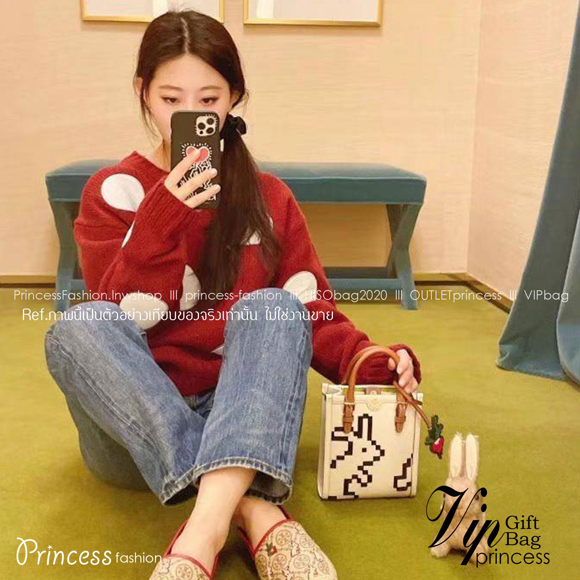 TORY BURCH PIXELATED RABBIT MINI BAG TOTE 🐇 อดใจยังไงไหว น่ารักขนาดนี้ 🥕🥕 กระเป๋าทรงโท้ท ด้านหน้าเป็นรูปกระต่ายอันเป็นสัญลักษณ์ของปีนี้ น่ารักมากๆค่ะ 🥕พร้อมพวงหนังแครอทมาให้อีกหนึ่งพวง