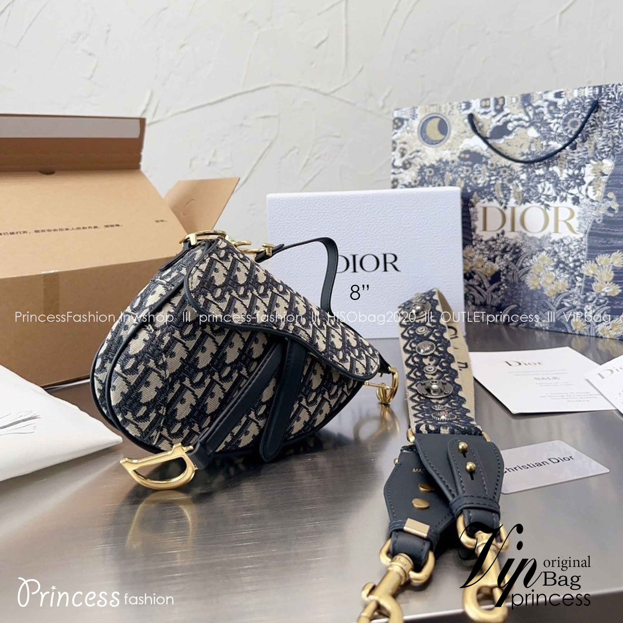 DIOR Saddle Bag with Strap 10" **รอบราคาพิเศษ** มาพร้อมสายครอสบอดี้สุดคุ้ม ไม่ได้รอบนี้คือพลาดน้า (ปกติสายยาวขายแยกนะคะ) กระเป๋ารุ่นยอดนิยม งานผ้าแจ็คการ์ดลาย Oblique ลูกเล่นห้อยด้วยตัวอักษร D ตรงหูหิ้วมีกิมมิค CD สีทอง