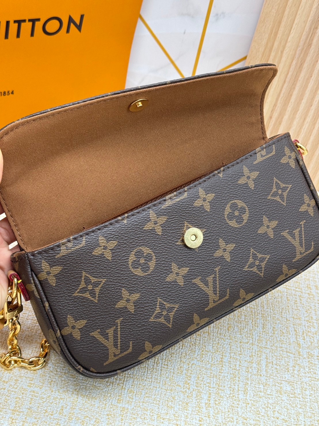 LV Wallet on Chain Ivy / LV IVY BAG กระเป๋าสะพายรุ่นยอดนิยม ใช้งานได้ทั้งธีมกลางวันและกลางคืน สวยหรู ดูแพงที่ถูกต้องมาก เกรดออริ 1:1 ใช้งานต่างประเทศได้